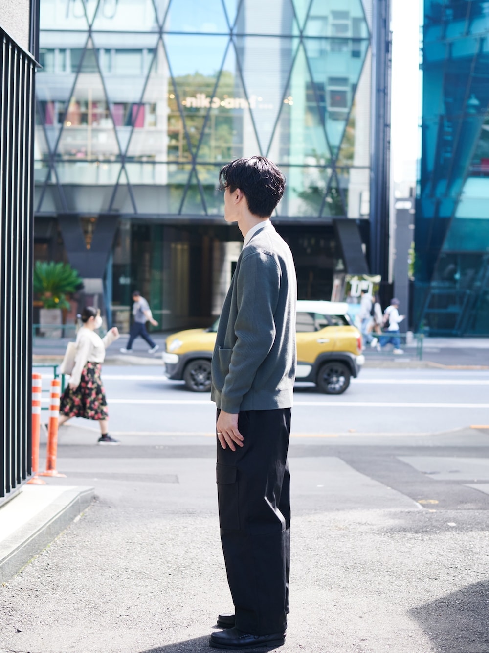 グリーン系のカーディガン/ボレロ、ホワイト系のシャツ/ブラウスを着用したメンズの秋コーディネートの2枚目の写真