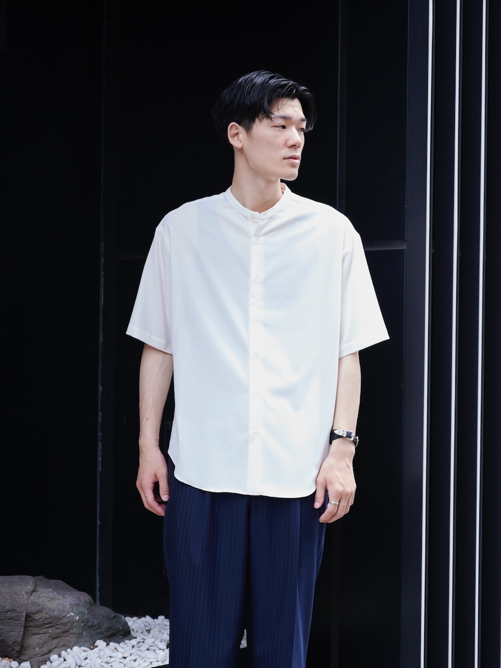 ホワイト系のシャツ/ブラウス、その他のその他パンツ、ホワイト系のスニーカーを着用したメンズの夏コーディネートの4枚目の写真