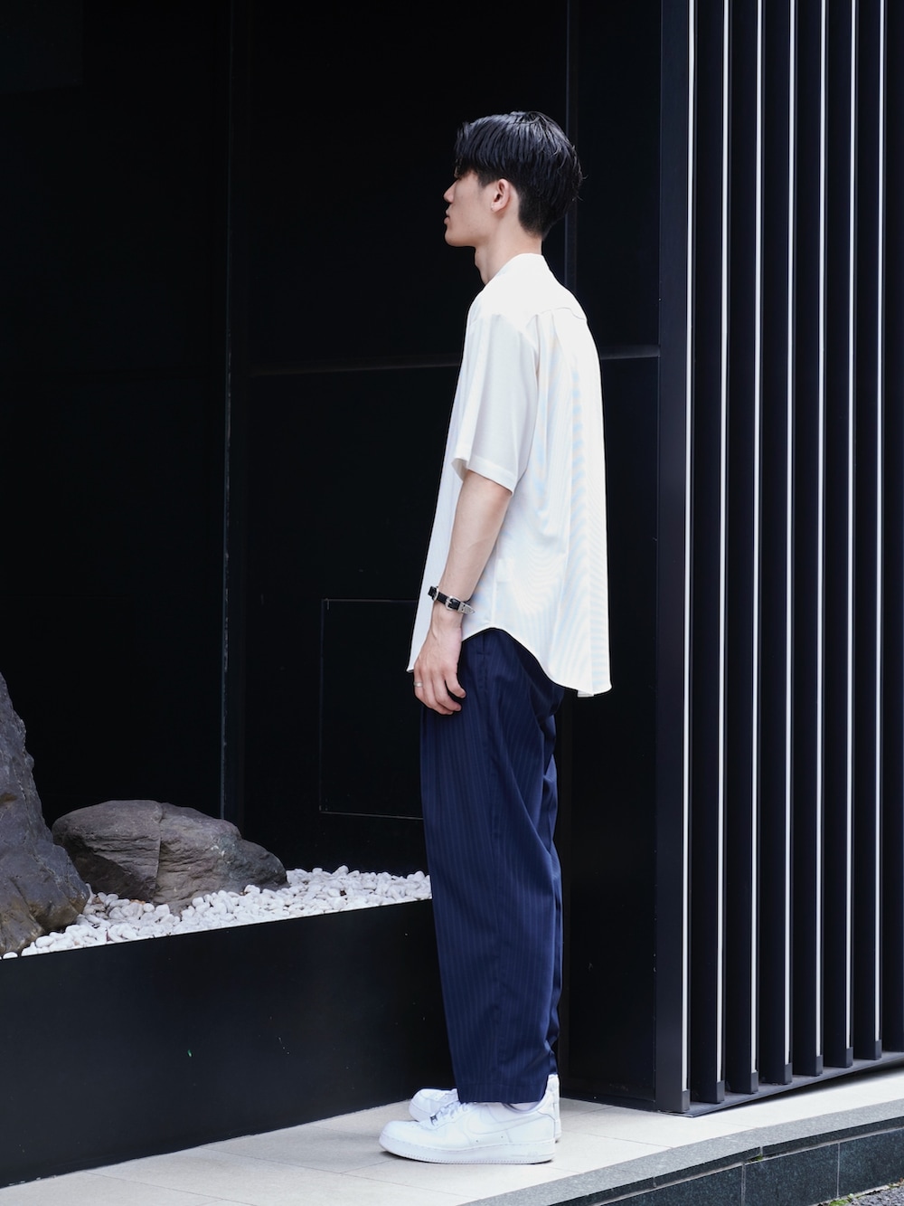 ホワイト系のシャツ/ブラウス、その他のその他パンツ、ホワイト系のスニーカーを着用したメンズの夏コーディネートの2枚目の写真