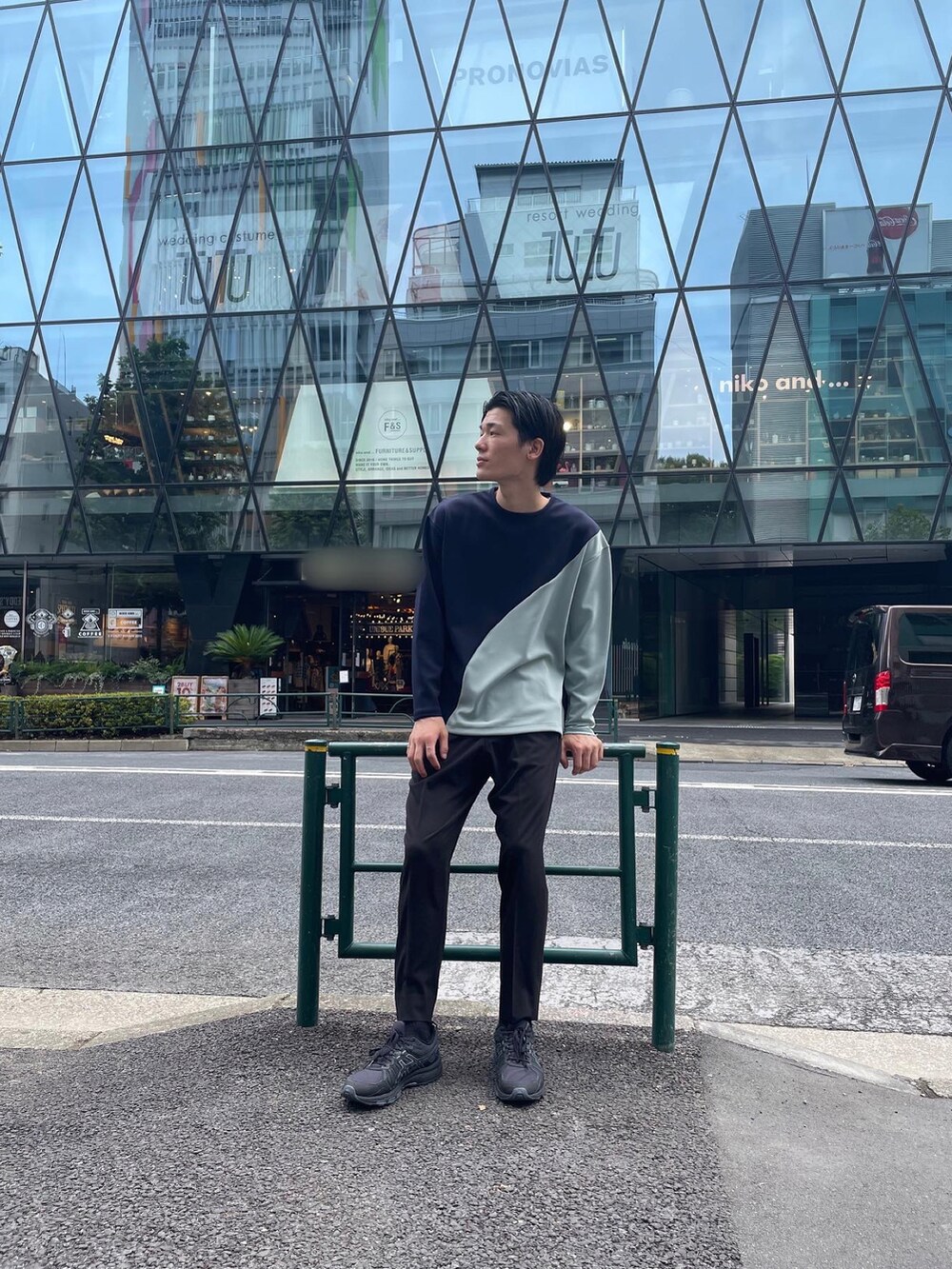 ブルー系のTシャツ/カットソー、ブラック系のスラックス、ブラック系のスニーカーを着用したメンズの夏コーディネートの2枚目の写真