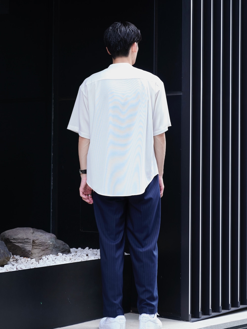 ホワイト系のシャツ/ブラウス、その他のその他パンツ、ホワイト系のスニーカーを着用したメンズの夏コーディネートの3枚目の写真