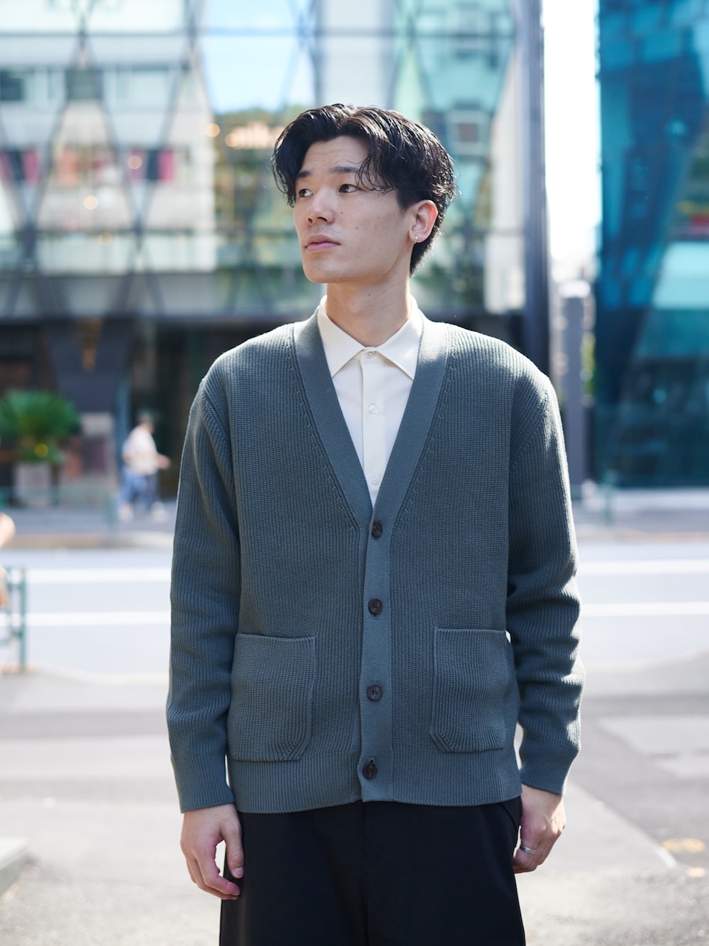グリーン系のカーディガン/ボレロ、ホワイト系のシャツ/ブラウスを着用したメンズの秋コーディネートの5枚目の写真