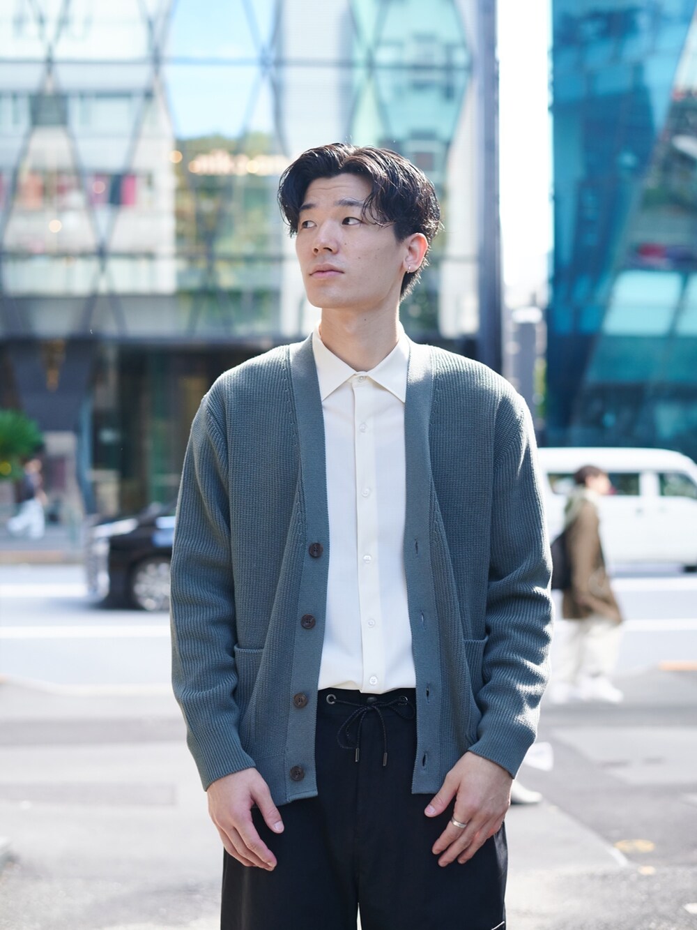 グリーン系のカーディガン/ボレロ、ホワイト系のシャツ/ブラウスを着用したメンズの秋コーディネートの4枚目の写真