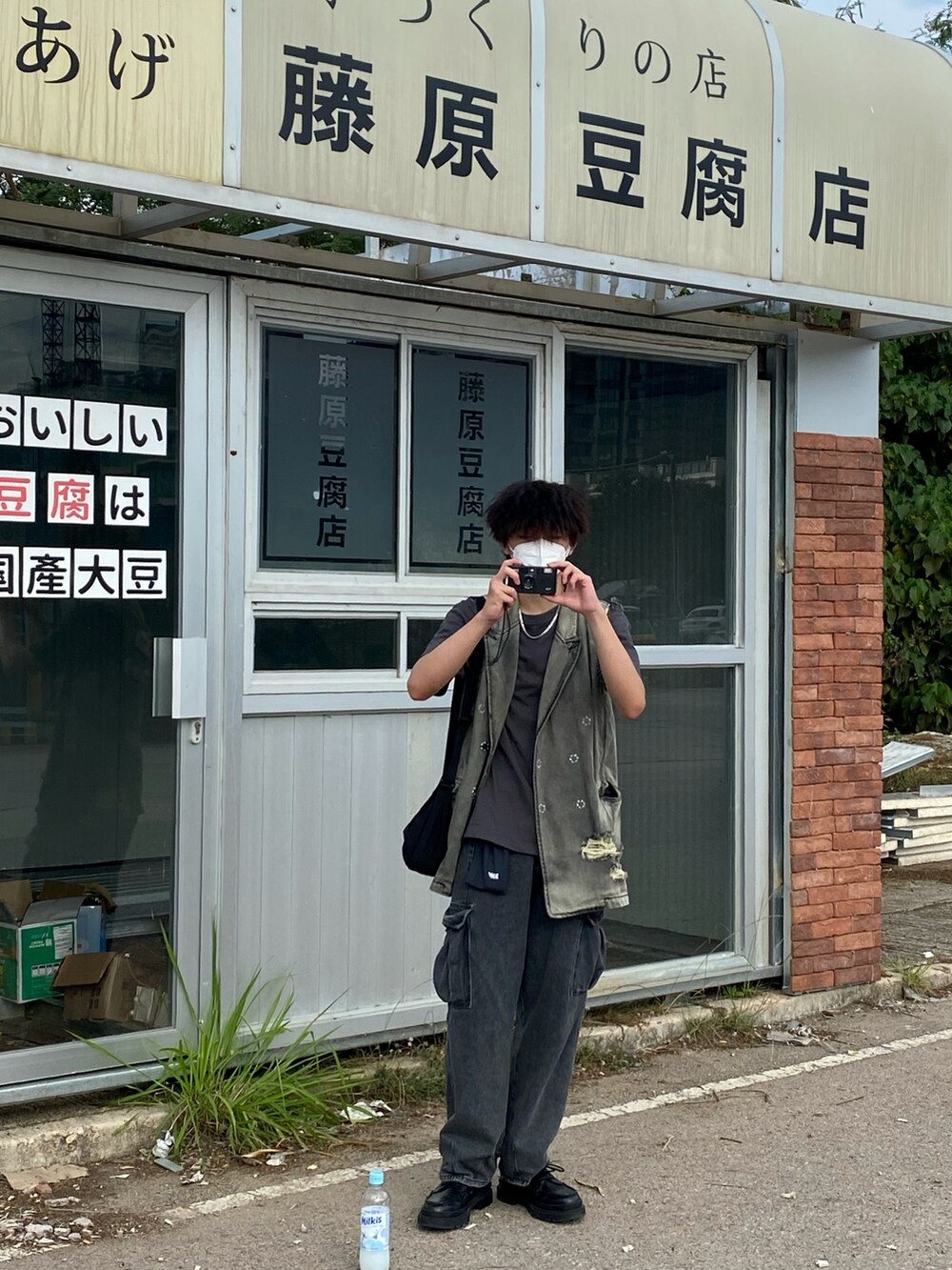 ブラック系のブーツ、ブラック系のTシャツ/カットソーを着用したメンズの春コーディネートの5枚目の写真