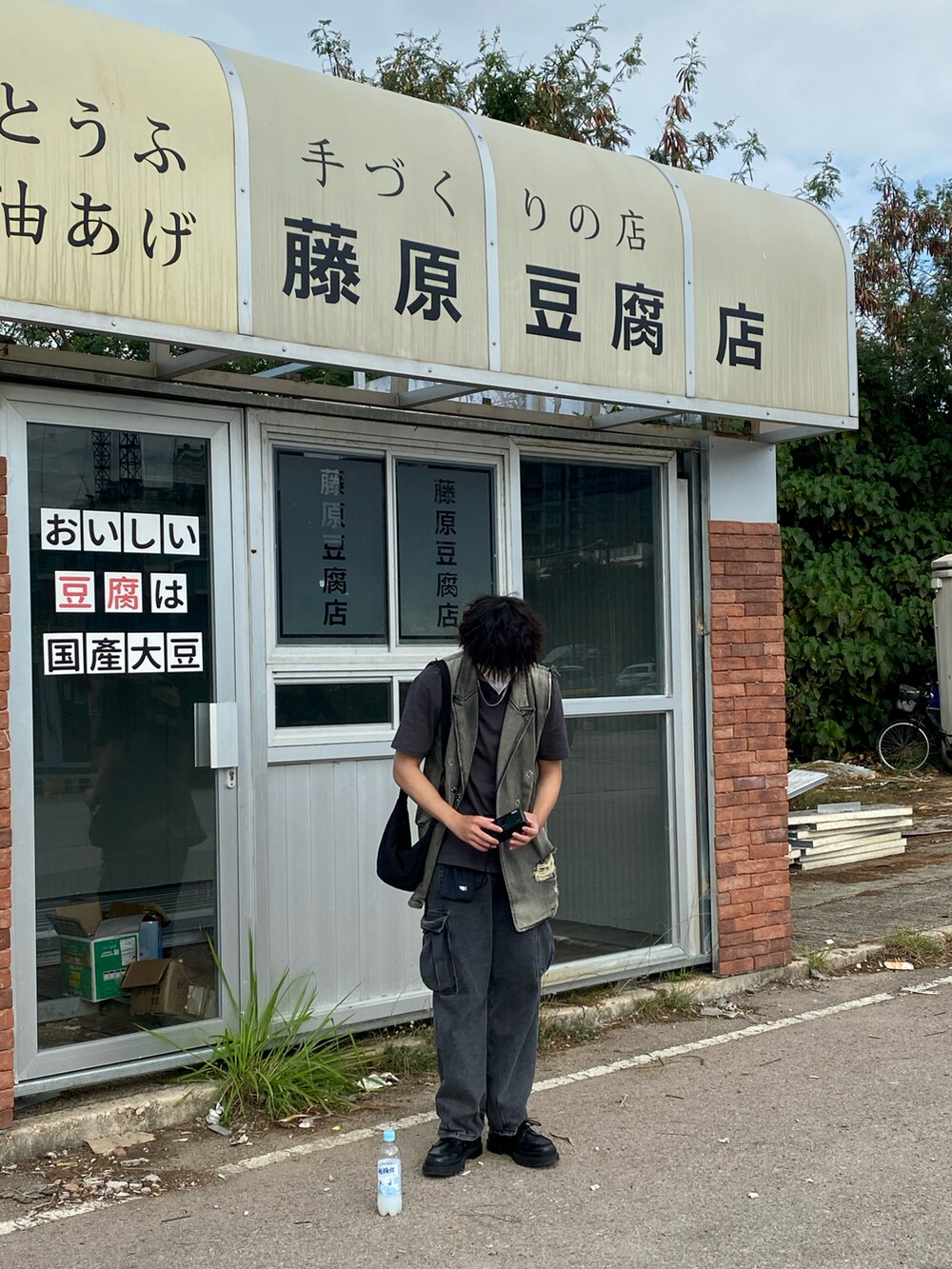 ブラック系のブーツ、ブラック系のTシャツ/カットソーを着用したメンズの春コーディネートの4枚目の写真