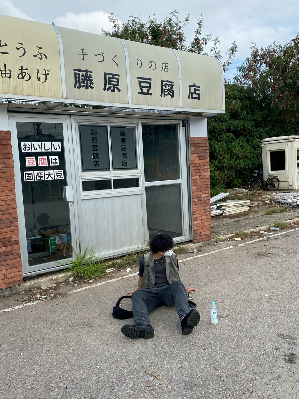 ブラック系のブーツ、ブラック系のTシャツ/カットソーを着用したメンズの春コーディネートの3枚目の写真