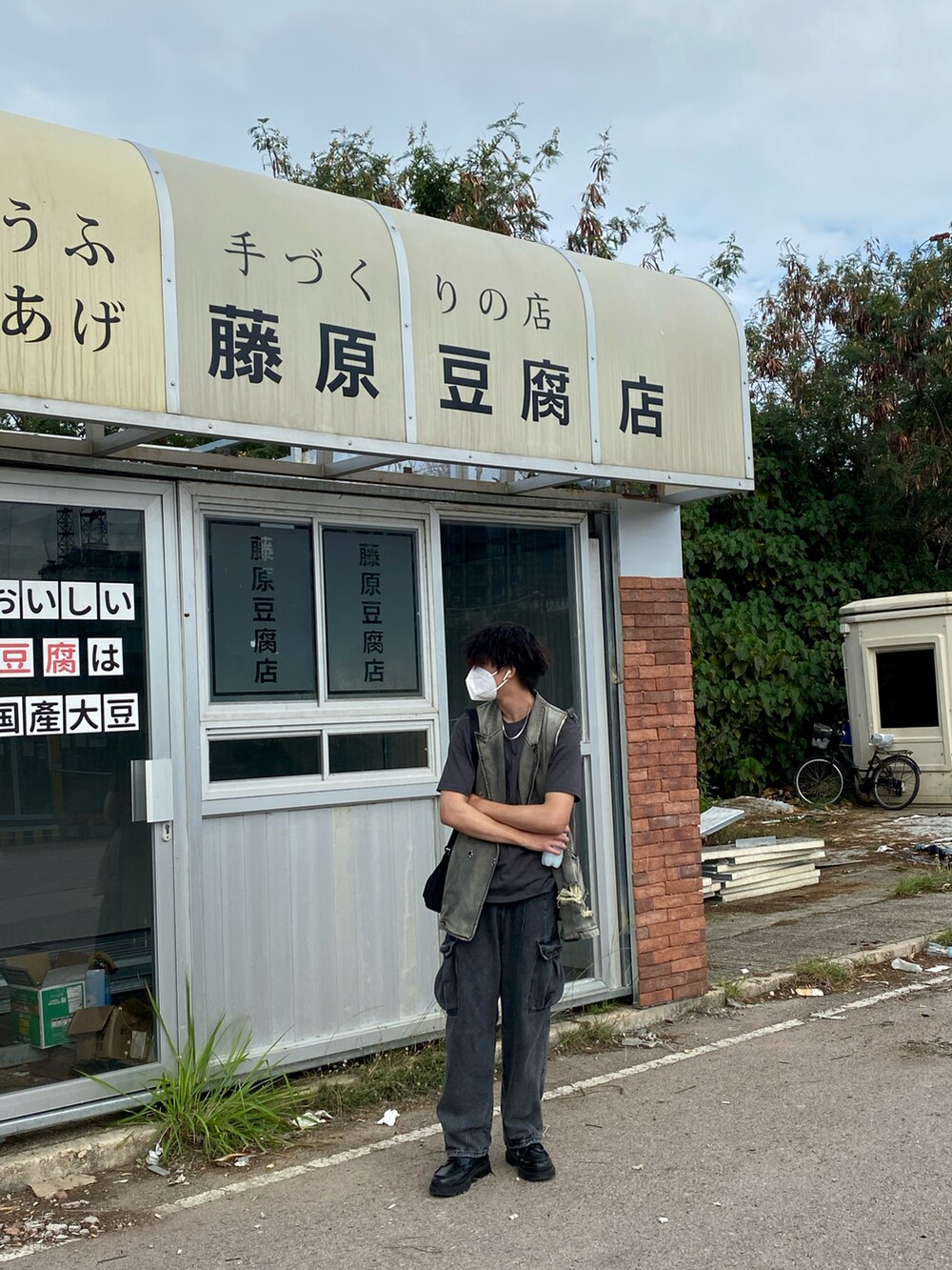 ブラック系のブーツ、ブラック系のTシャツ/カットソーを着用したメンズの春コーディネートの2枚目の写真