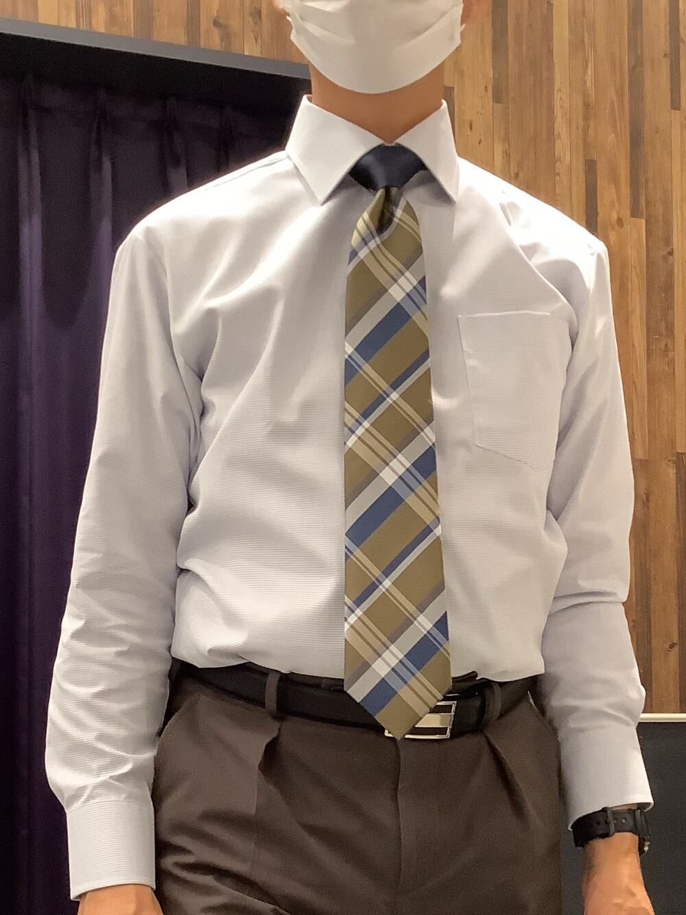 ブルー系のビジネスシャツを着用したメンズの秋コーディネートの2枚目の写真