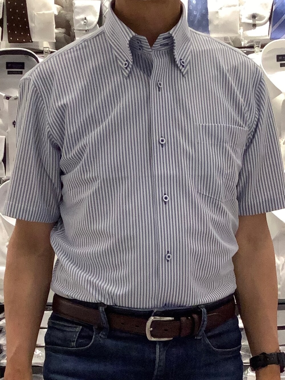 ブルー系のビジネスシャツ、ブラウン系のベルトを着用したメンズの夏コーディネートの2枚目の写真