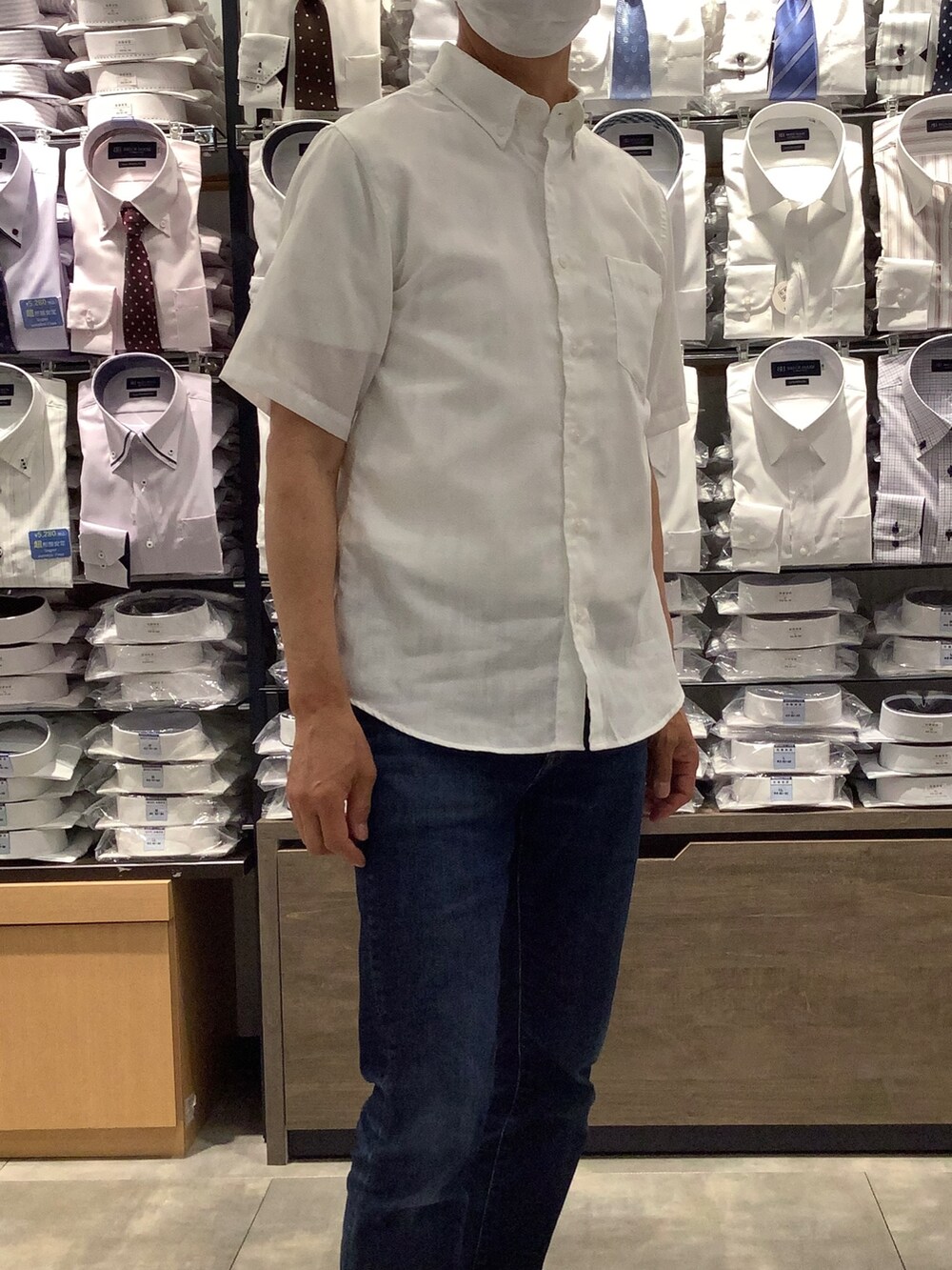 ホワイト系のポロシャツを着用したメンズの夏コーディネートの2枚目の写真