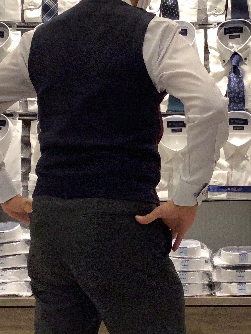 パープル系のビジネスシャツ、その他のネクタイ、レッド系のベストを着用したメンズの秋コーディネートの3枚目の写真