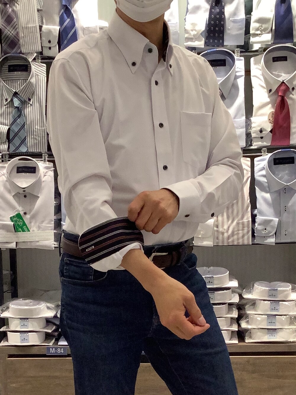 ホワイト系のビジネスシャツ、ブラウン系のベルトを着用したメンズの春コーディネートの2枚目の写真