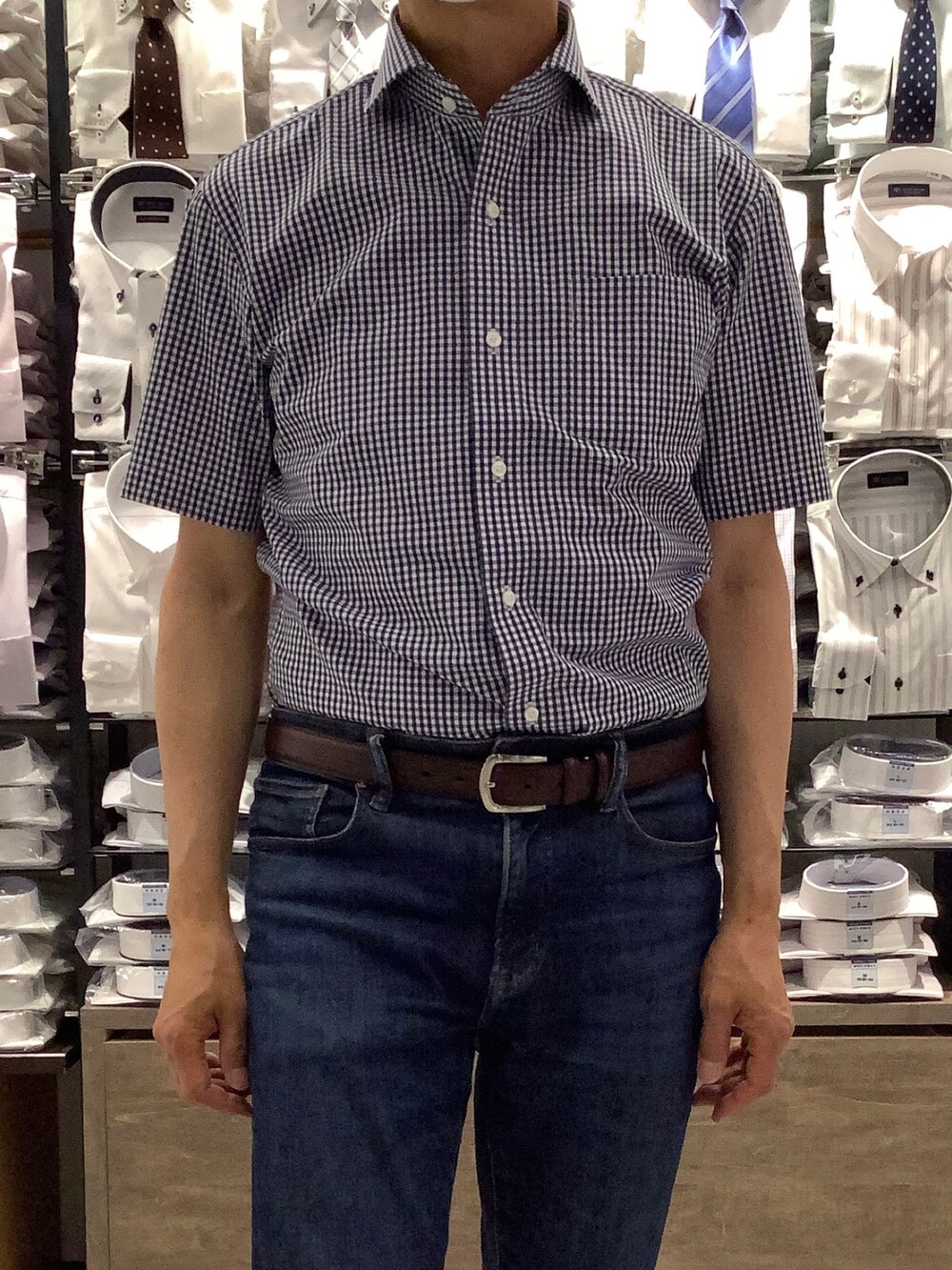 ブルー系のビジネスシャツ、ブラウン系のベルトを着用したメンズの夏コーディネートの2枚目の写真