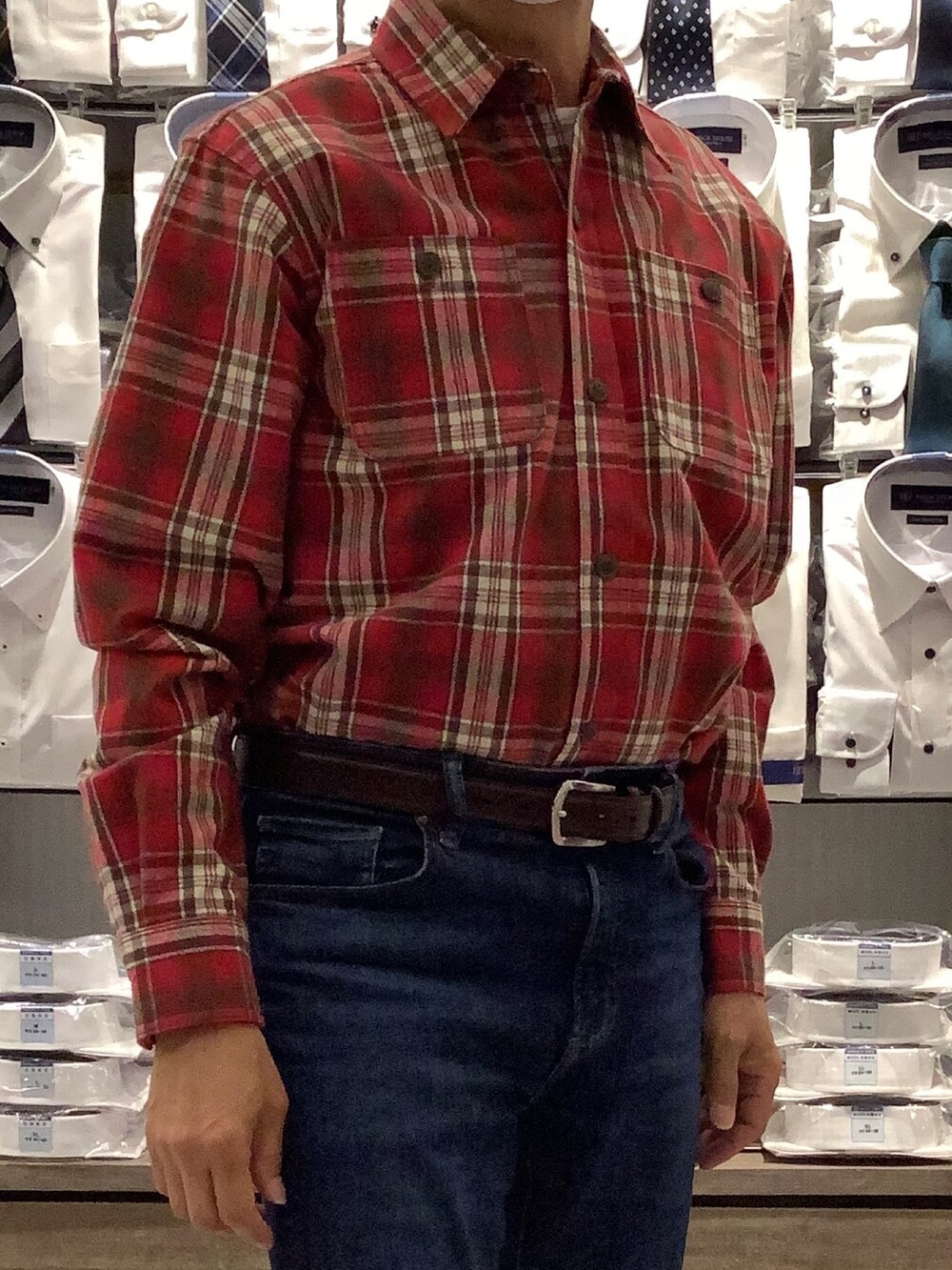 レッド系のシャツ/ブラウス、ブラウン系のベルトを着用したメンズの秋コーディネートの2枚目の写真