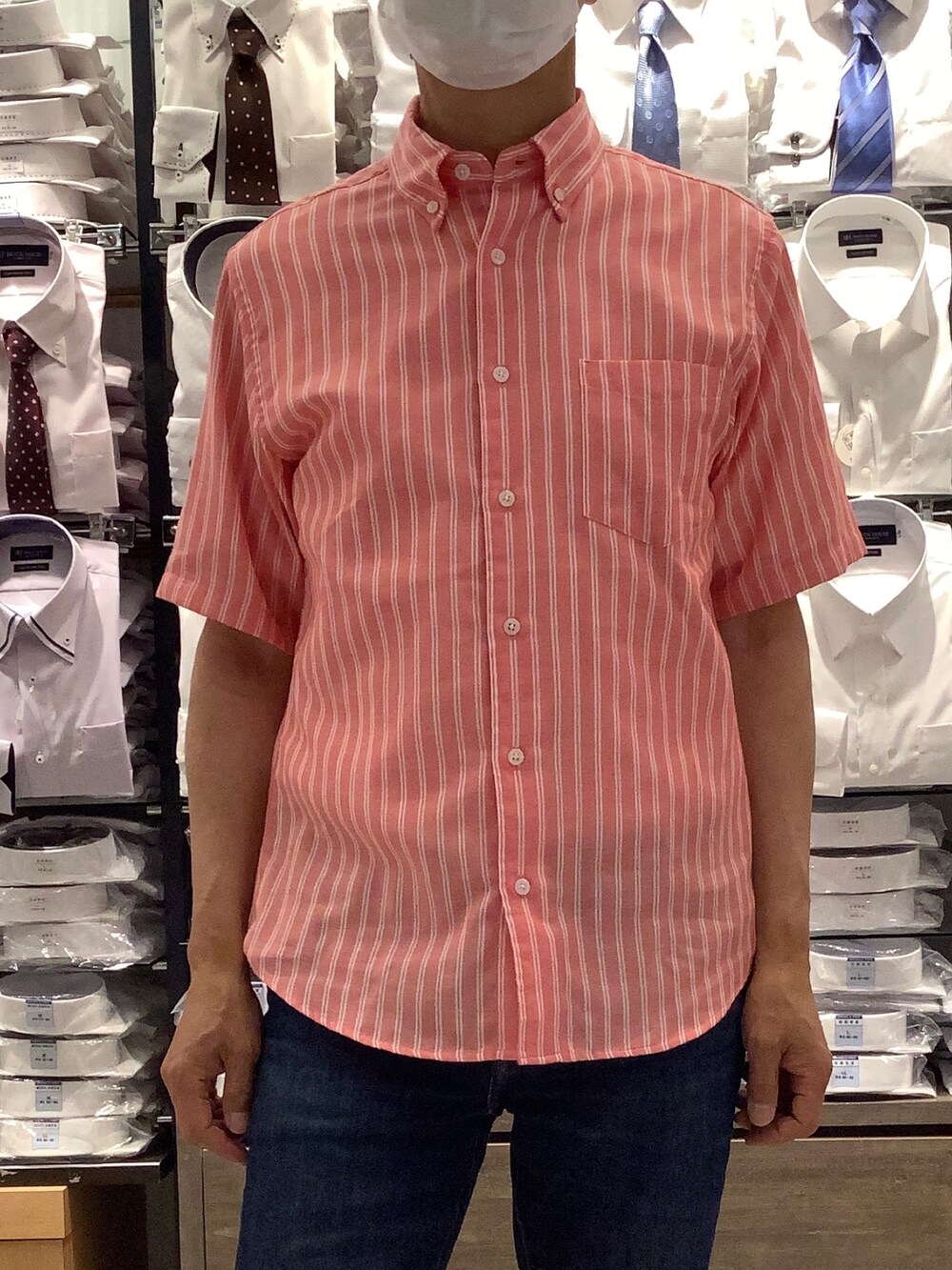 ピンク系のポロシャツを着用したメンズの夏コーディネートの2枚目の写真