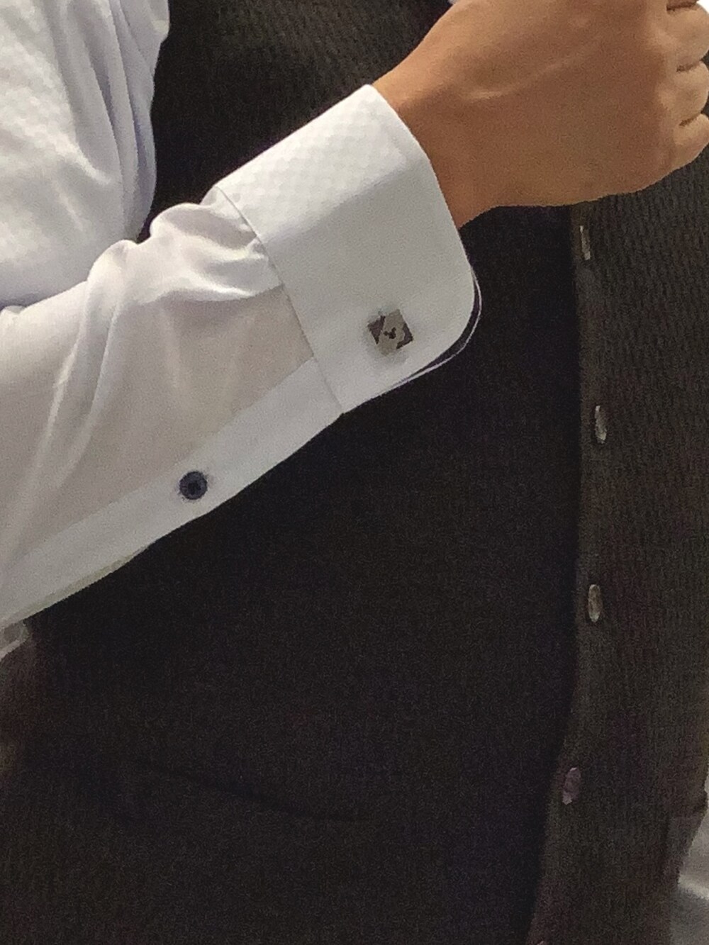 その他のネクタイ、ブラウン系のベスト、シルバー系のカフリンクスを着用したメンズの秋コーディネートの3枚目の写真