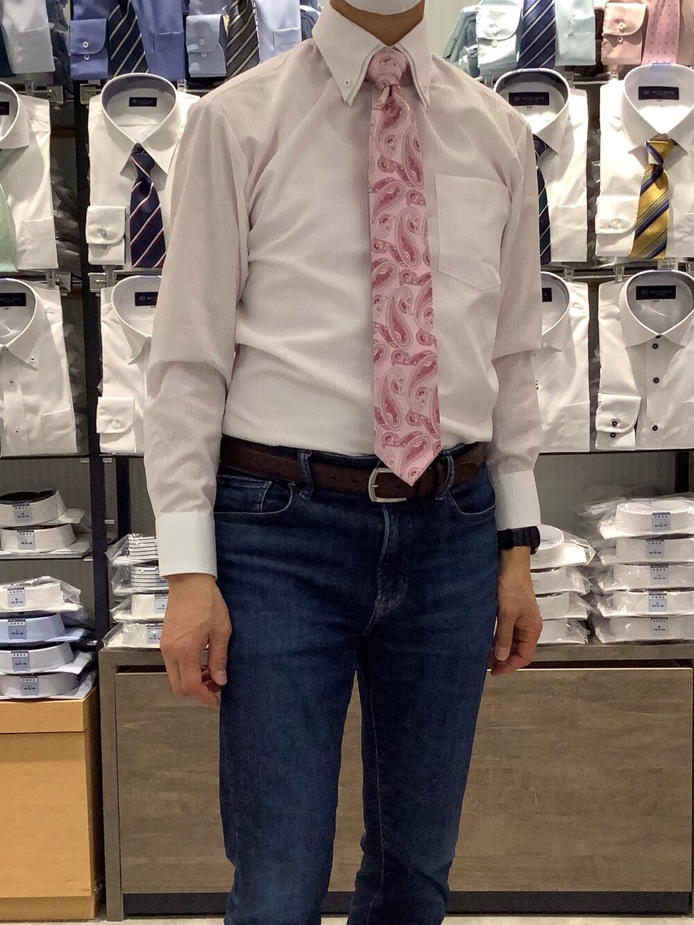 ピンク系のビジネスシャツ、ブラウン系のベルトを着用したメンズの冬コーディネートの2枚目の写真