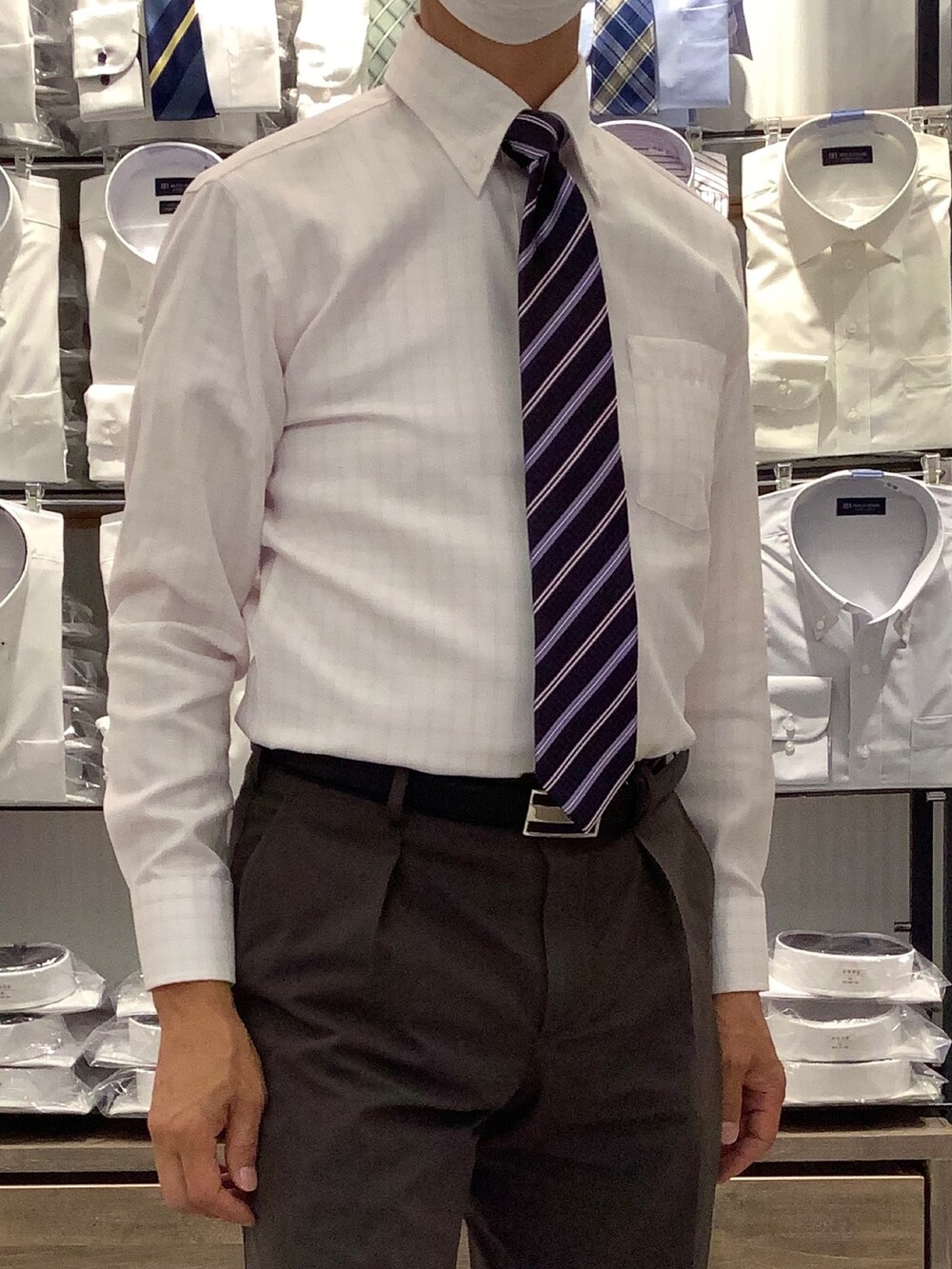 ピンク系のビジネスシャツ、ブラック系のベルトを着用したメンズの夏コーディネートの2枚目の写真