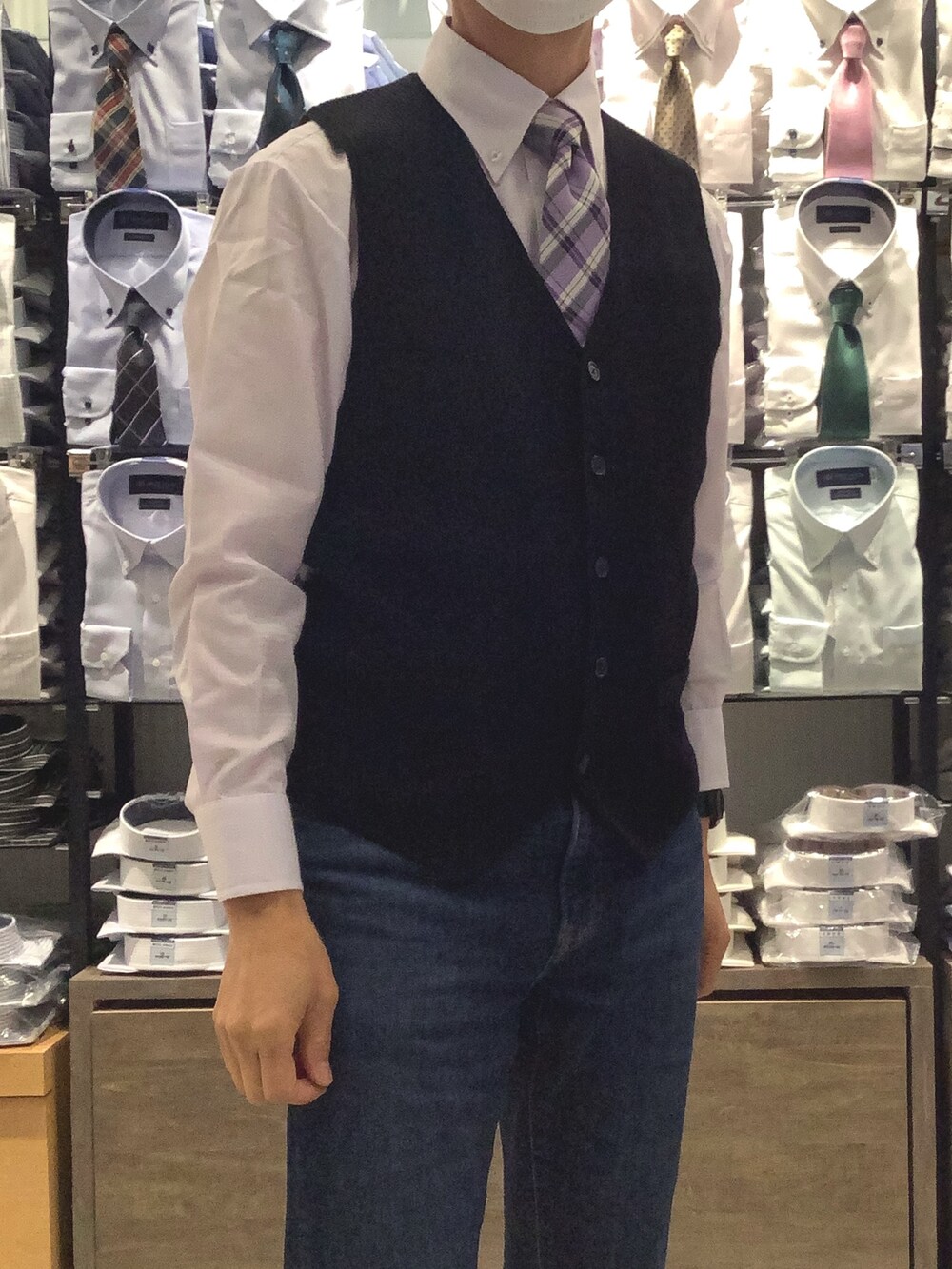 パープル系のビジネスシャツ、ブルー系のベスト、その他のネクタイを着用したメンズの冬コーディネートの2枚目の写真