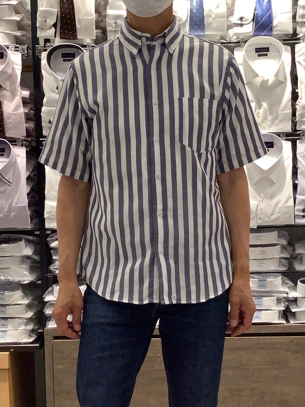 ブルー系のポロシャツを着用したメンズの夏コーディネートの2枚目の写真