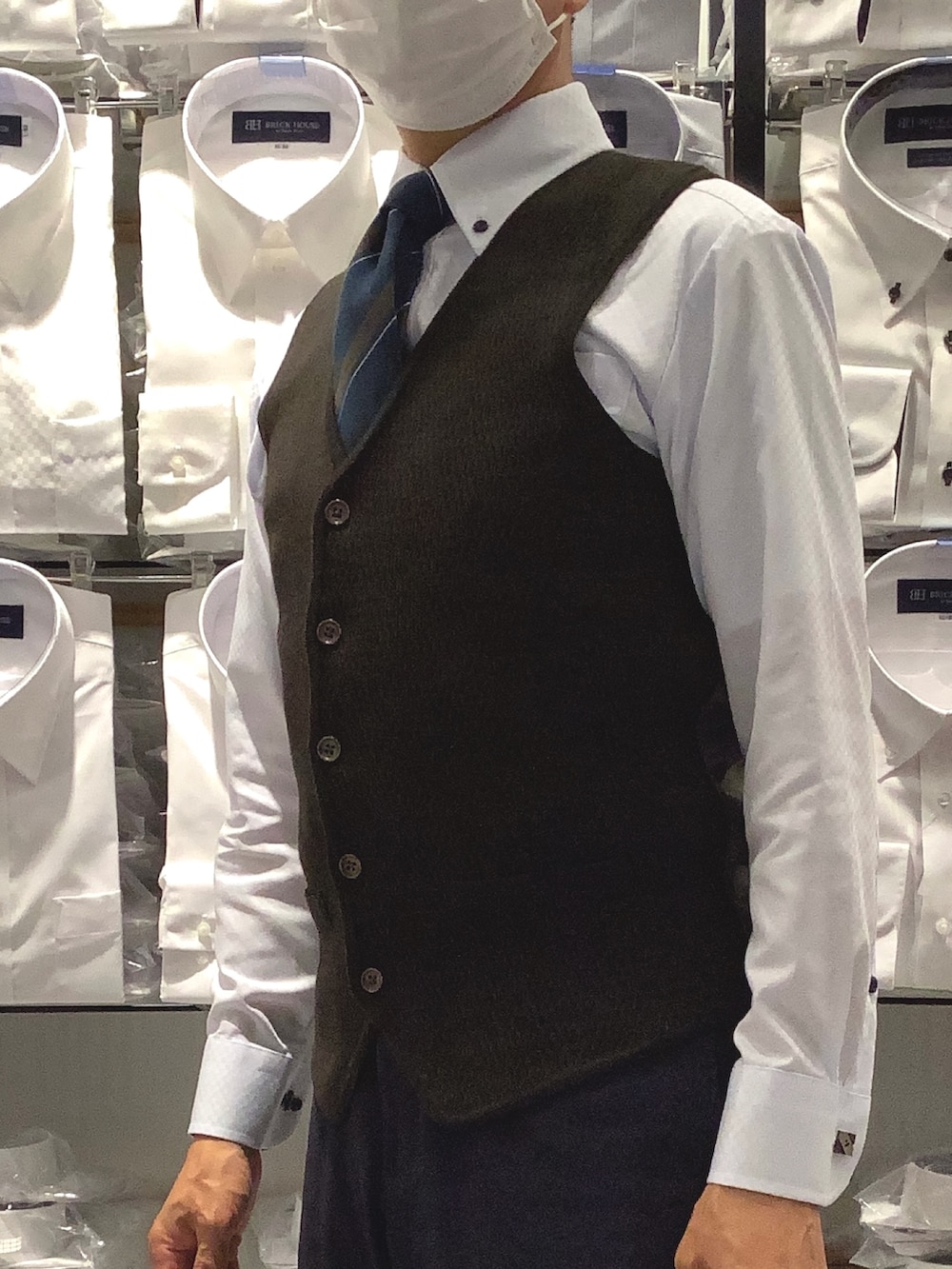 その他のネクタイ、ブラウン系のベスト、シルバー系のカフリンクスを着用したメンズの秋コーディネートの2枚目の写真