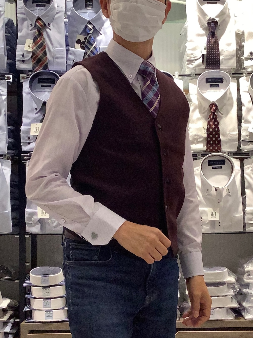 パープル系のビジネスシャツ、シルバー系のカフリンクス、その他のネクタイを着用したメンズの冬コーディネートの2枚目の写真