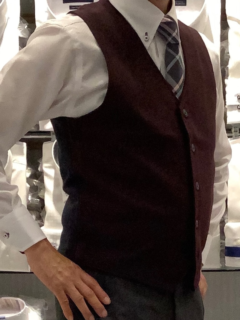 パープル系のビジネスシャツ、その他のネクタイ、レッド系のベストを着用したメンズの秋コーディネートの2枚目の写真