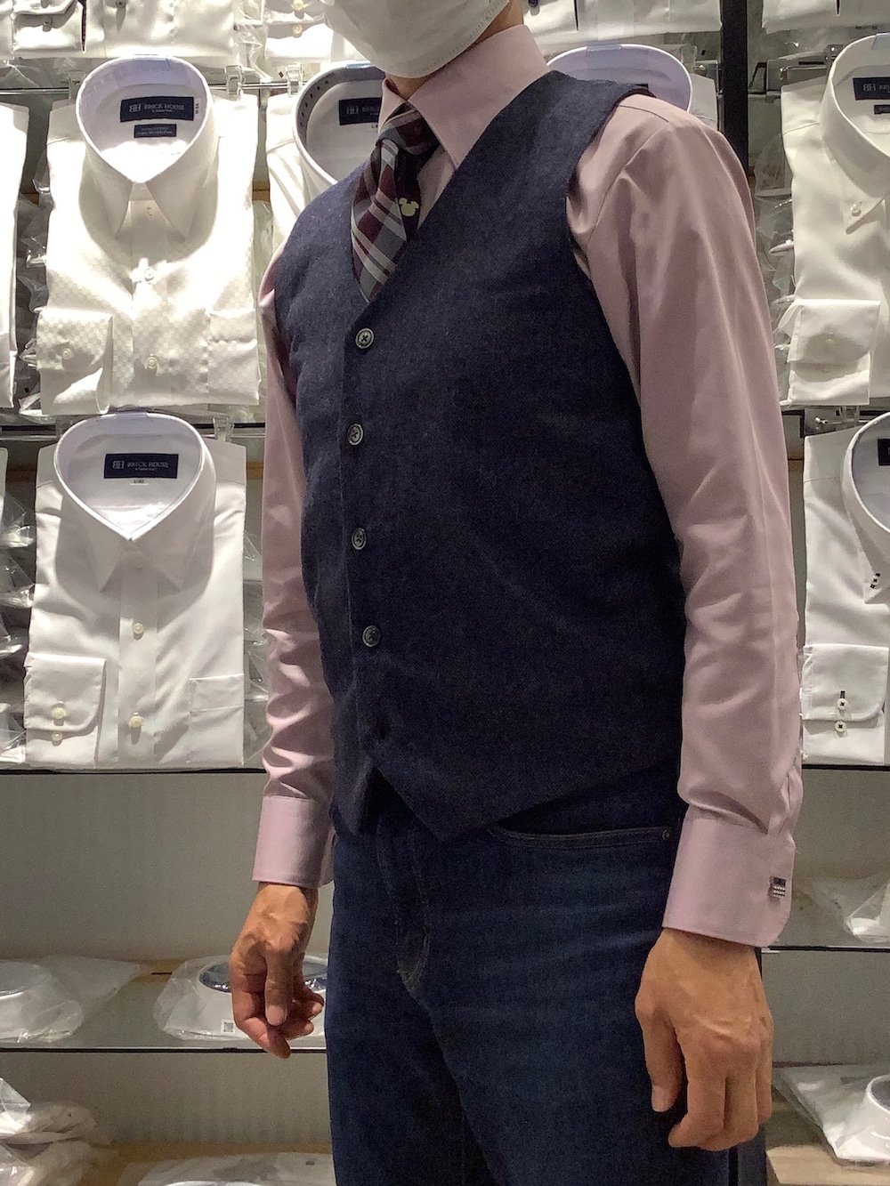 ブルー系のベスト、シルバー系のカフリンクス、ピンク系のビジネスシャツを着用したメンズの秋コーディネートの2枚目の写真