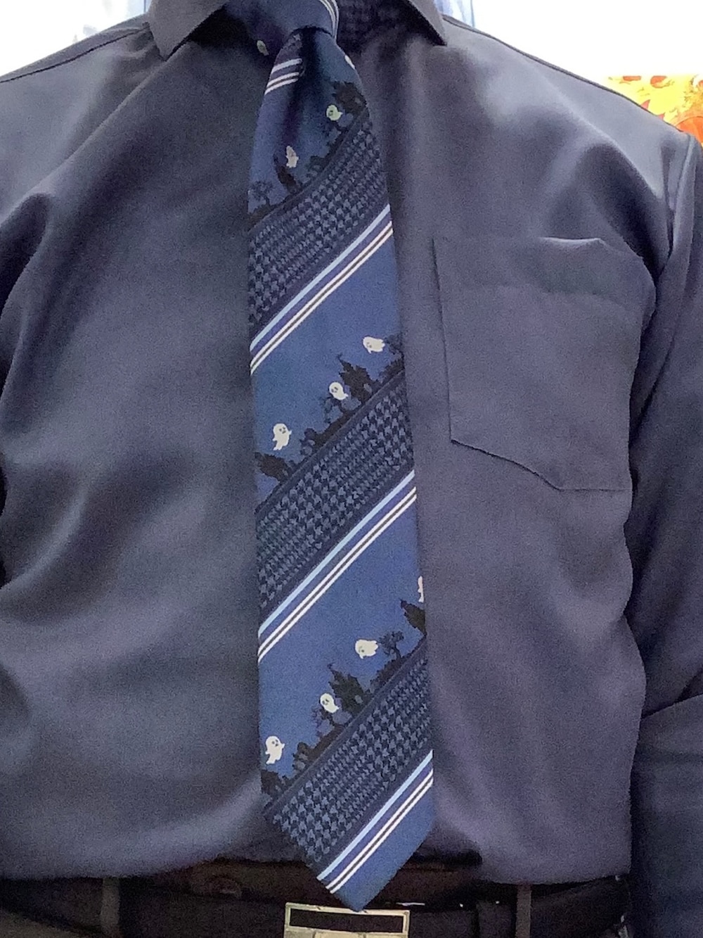 ブルー系のビジネスシャツ、グレー系のベスト、ブラック系のベルトを着用したメンズの秋コーディネートの3枚目の写真