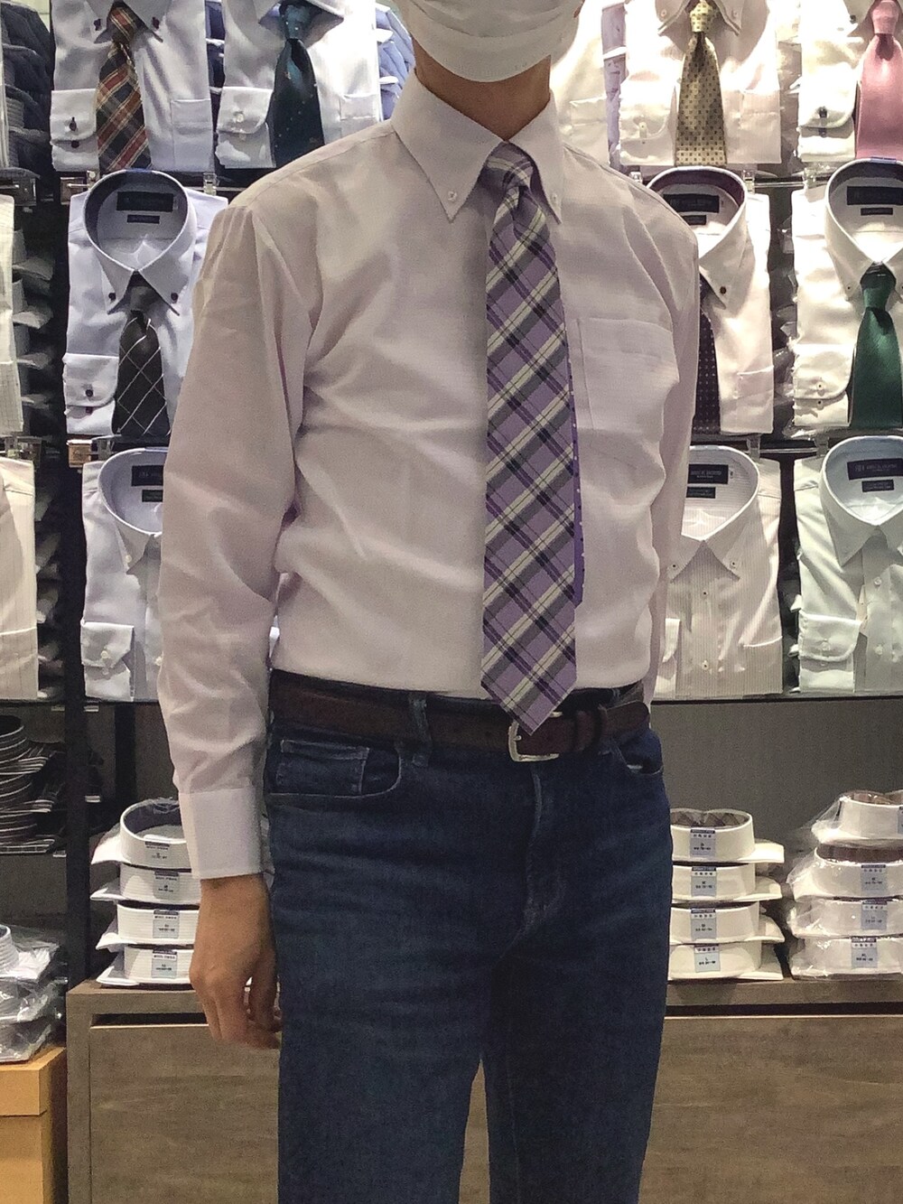 パープル系のビジネスシャツ、ブルー系のベスト、その他のネクタイを着用したメンズの冬コーディネートの3枚目の写真