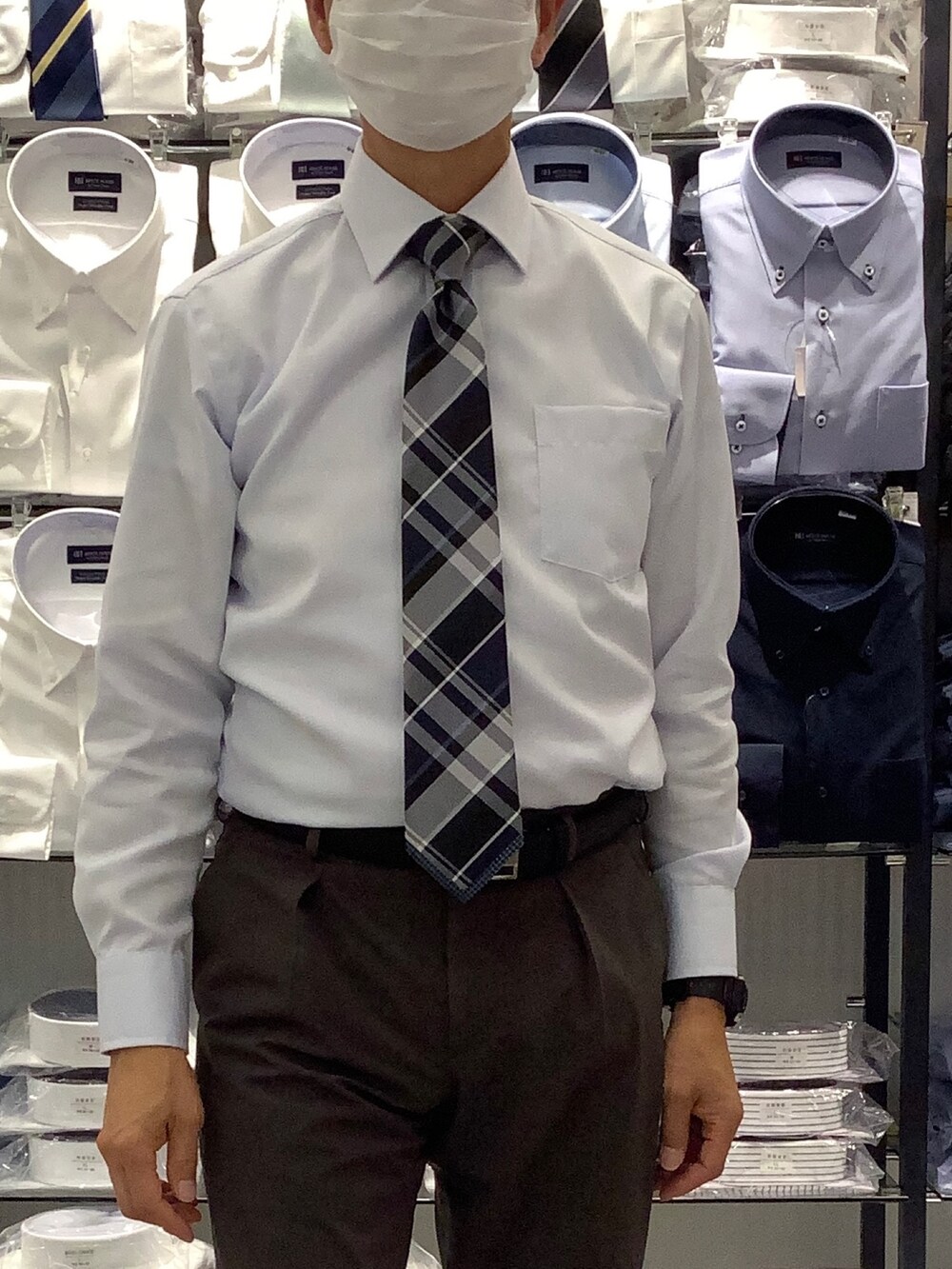 ブルー系のビジネスシャツを着用したメンズの秋コーディネートの2枚目の写真