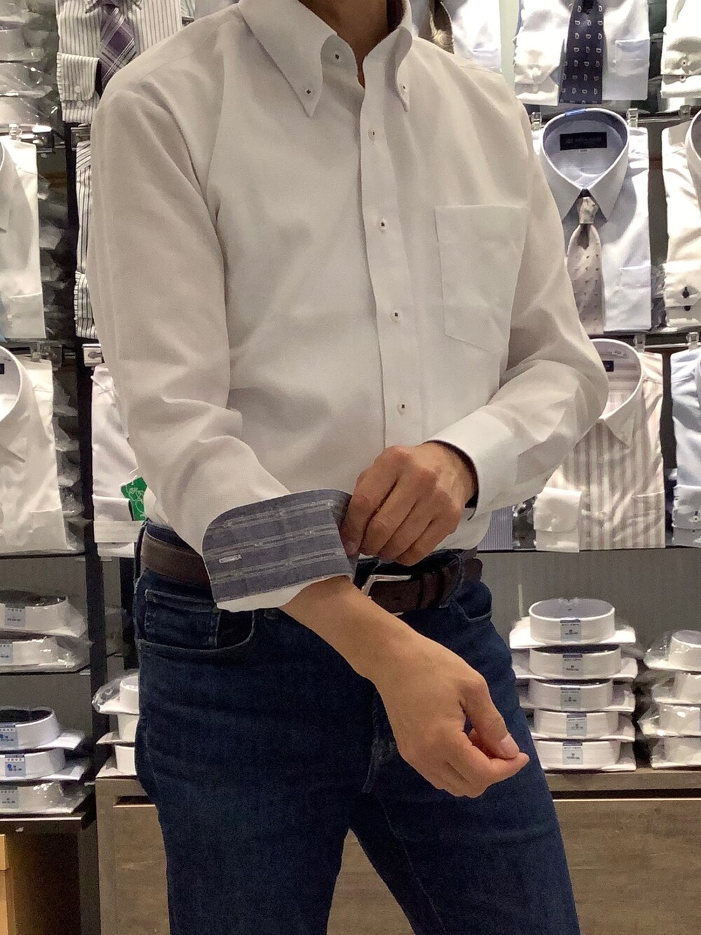 ホワイト系のビジネスシャツ、ブラウン系のベルトを着用したメンズの春コーディネートの2枚目の写真