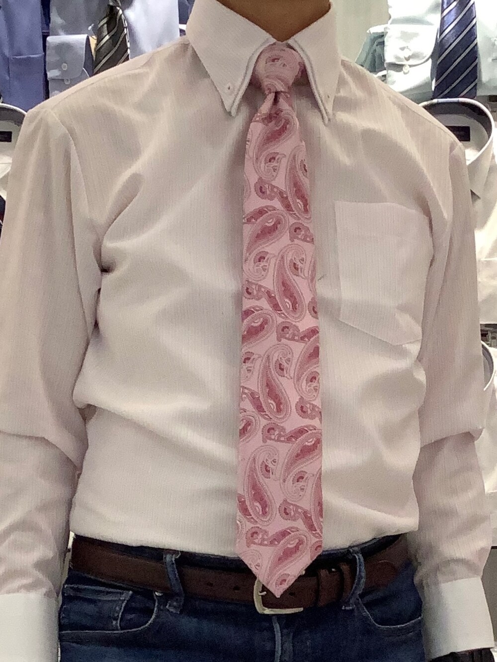 ピンク系のビジネスシャツ、ブラウン系のベルトを着用したメンズの冬コーディネートの3枚目の写真