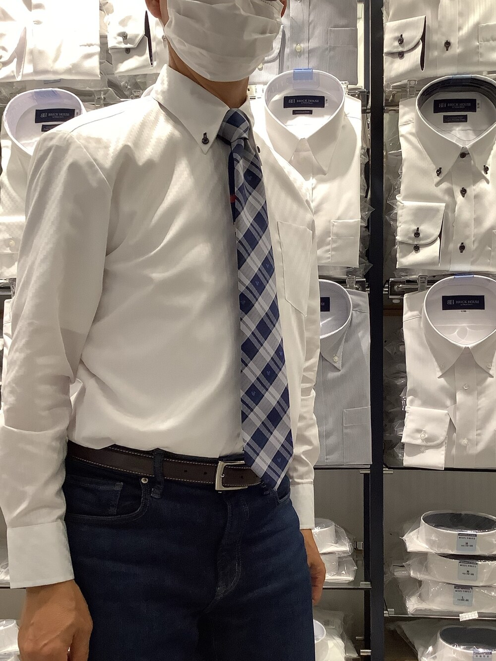 「東京シャツ、BRICK HOUSE by TOKYO SHIRT、ブリックハウス、ビジネスコーデ、秋コーデ、白シャツ、白シャツ×デニム、シャツ好き集まれ、今日のコーデ、超形態安定、チェックタイ、Brick House 岡崎」｜「TOKYO SHIRTSの形態安定ノーアイロン ボタンダウン 長袖ビジネスワイシャツ（ビジネスシャツ、ホワイト系）」を使った、BRICK HOUSE by Tokyo Shirts 岡崎イオンモール店さん（メンズ・172cm）の秋コーディネートの2枚目の写真
