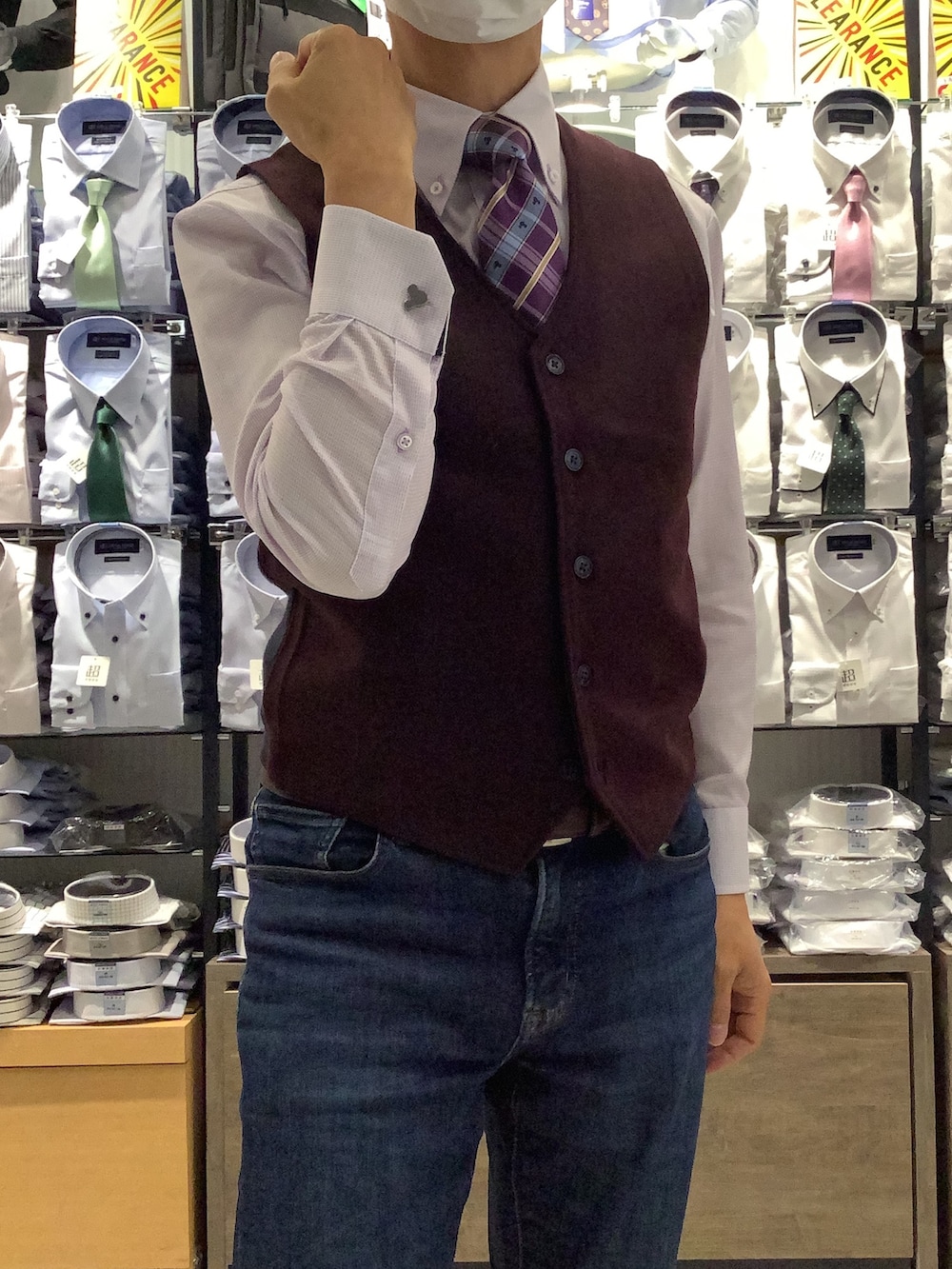 パープル系のビジネスシャツ、シルバー系のカフリンクス、その他のネクタイを着用したメンズの冬コーディネートの3枚目の写真