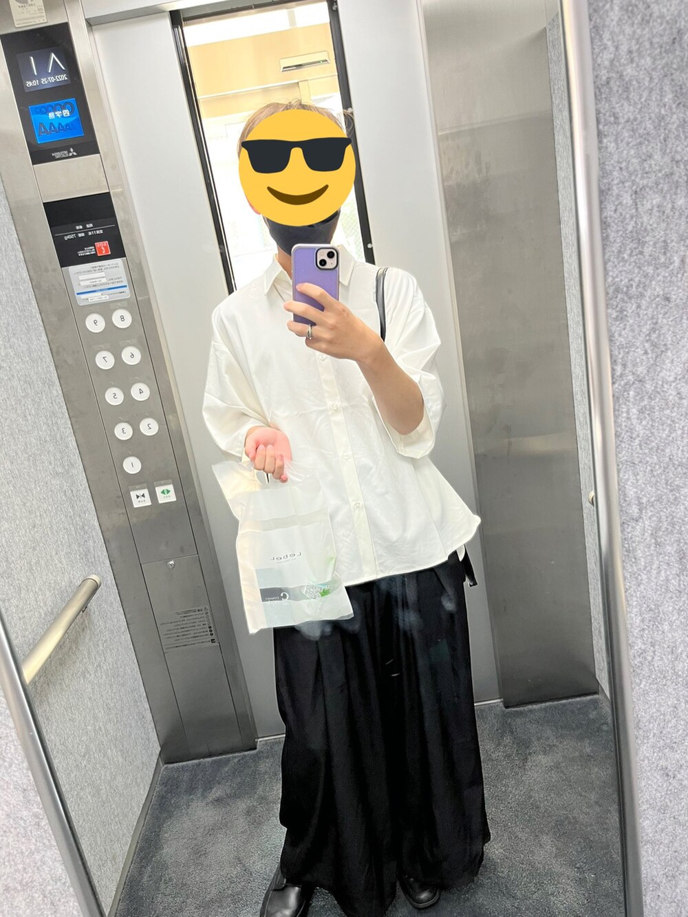 ホワイト系のシャツ/ブラウス、ブラック系のその他パンツ、シルバー系のネックレスを着用したメンズの夏コーディネートの2枚目の写真