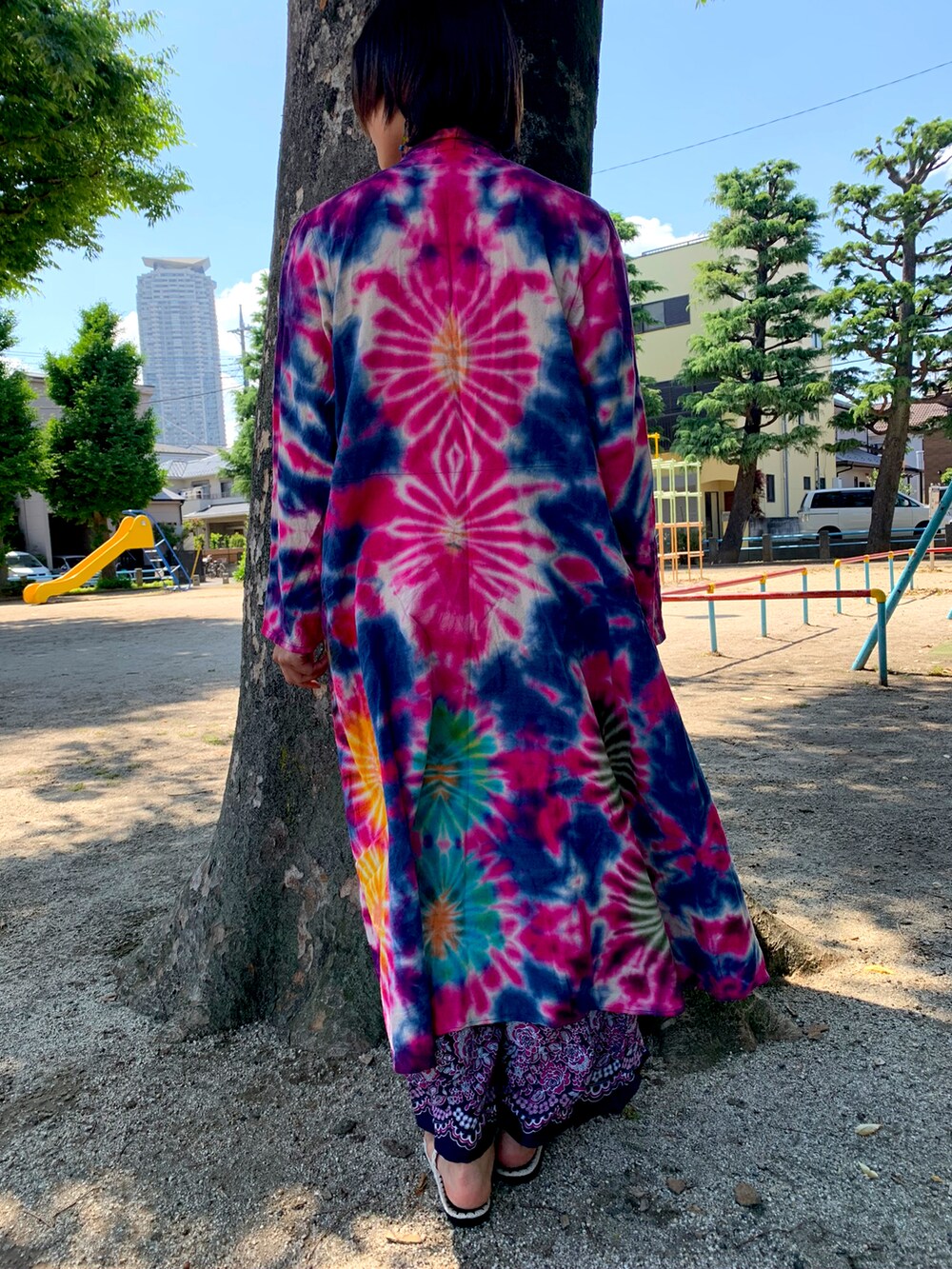 ホワイト系のタンクトップ、ピンク系のジャケット/アウター、ブルー系のその他パンツを着用したレディースの夏コーディネートの3枚目の写真