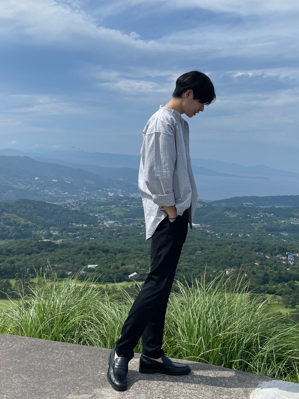 ブラック系のスラックス、グレー系のシャツ/ブラウス、ホワイト系のTシャツ/カットソーを着用したメンズの夏コーディネートの2枚目の写真