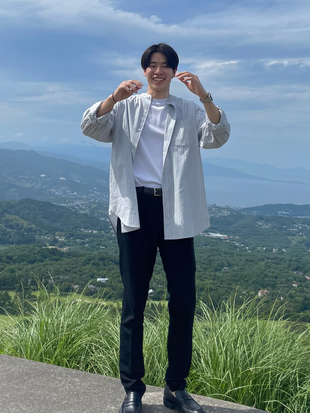 ブラック系のスラックス、グレー系のシャツ/ブラウス、ホワイト系のTシャツ/カットソーを着用したメンズの夏コーディネートの3枚目の写真