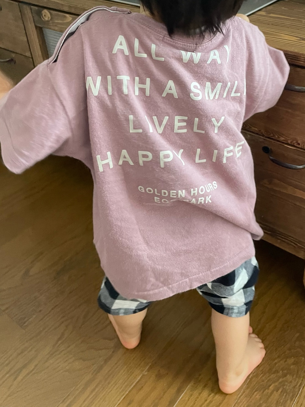 パープル系のTシャツ/カットソー、その他のその他パンツを着用したキッズの夏コーディネートの2枚目の写真