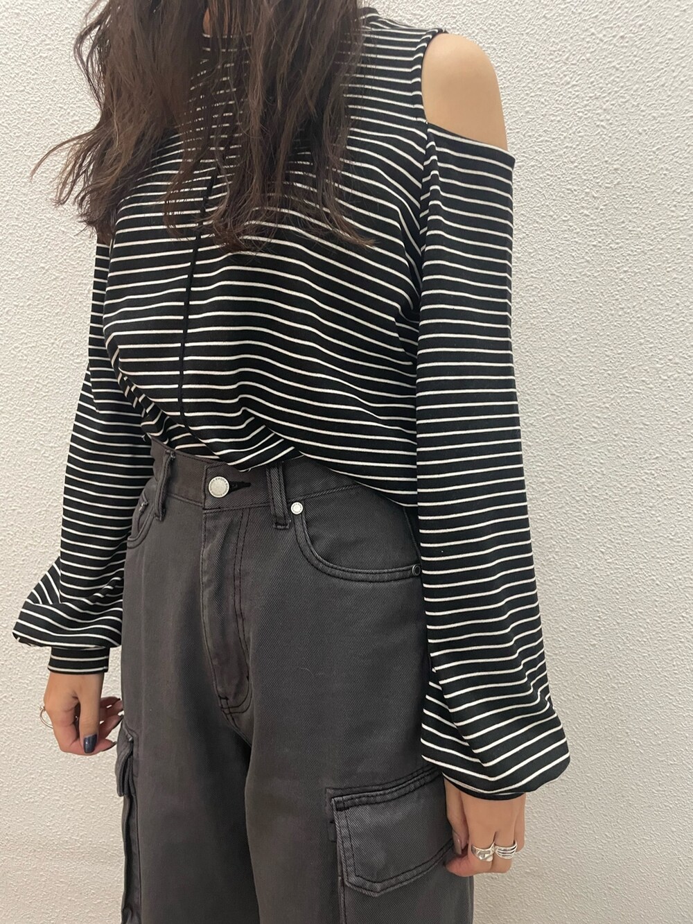 その他のTシャツ/カットソー、ブラック系のデニムパンツ、グリーン系のパンプスを着用したレディースの春コーディネートの3枚目の写真