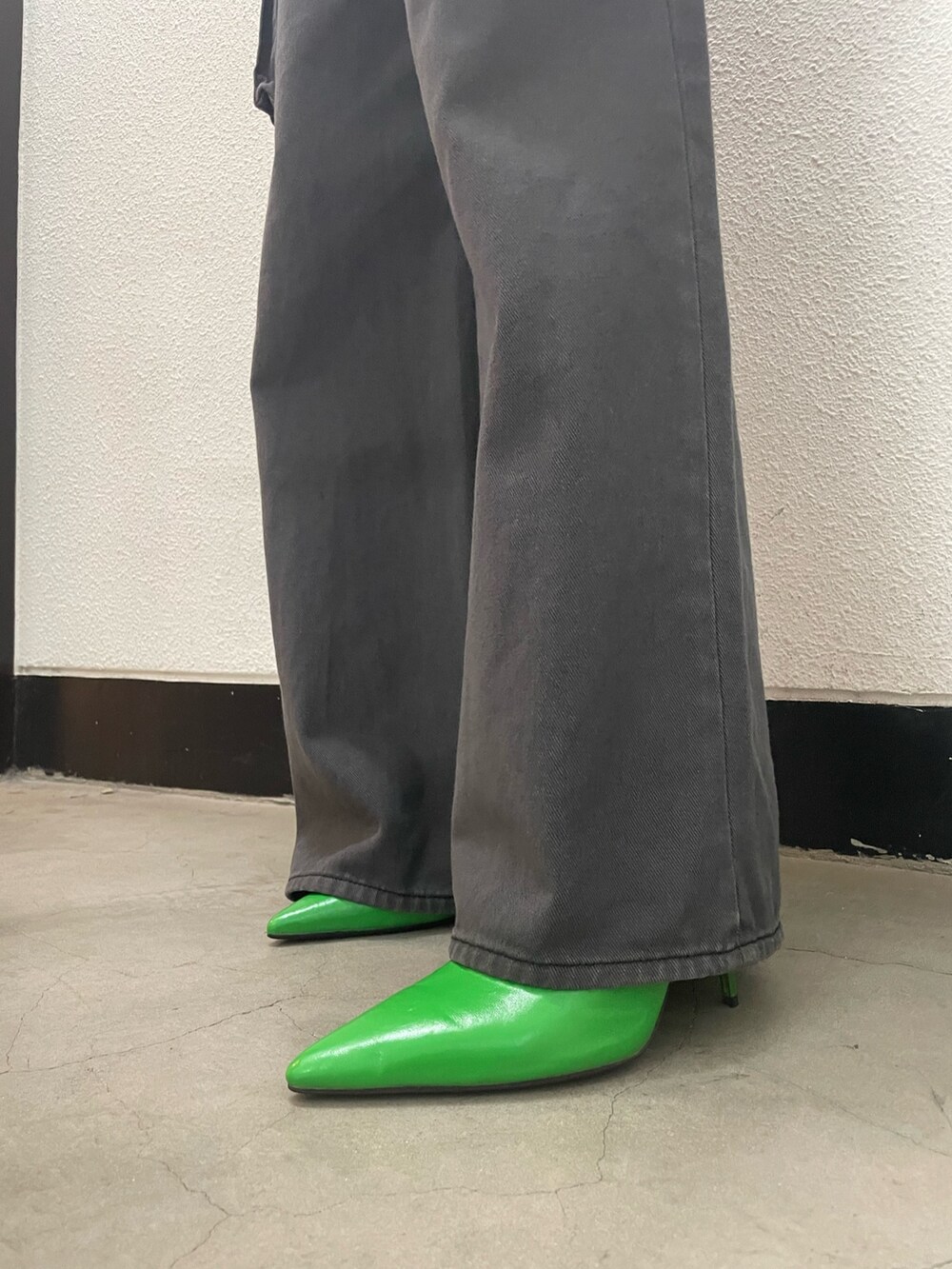 その他のTシャツ/カットソー、ブラック系のデニムパンツ、グリーン系のパンプスを着用したレディースの春コーディネートの2枚目の写真