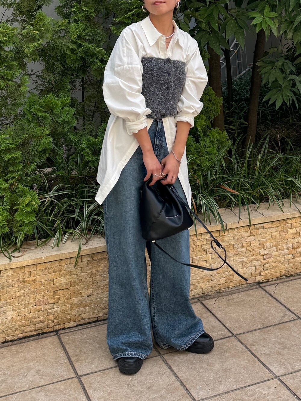 ブルー系のデニムパンツ、ホワイト系のシャツ/ブラウス、ブラック系のニット/セーターを着用したレディースの秋コーディネートの8枚目の写真