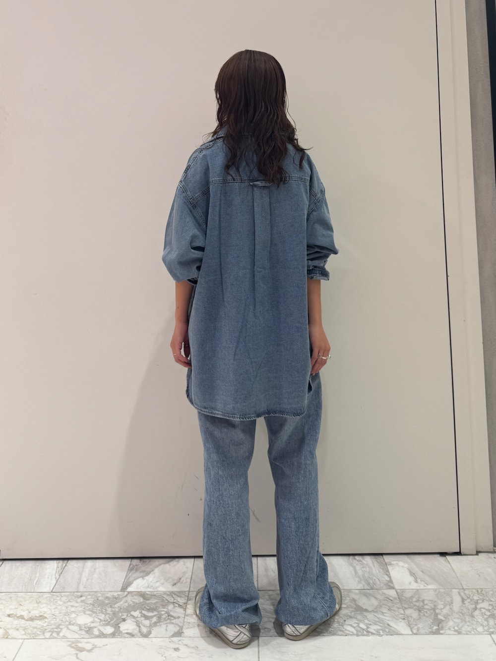 ブルー系のデニムパンツ、ブルー系のシャツ/ブラウスを着用したレディースの秋コーディネートの4枚目の写真