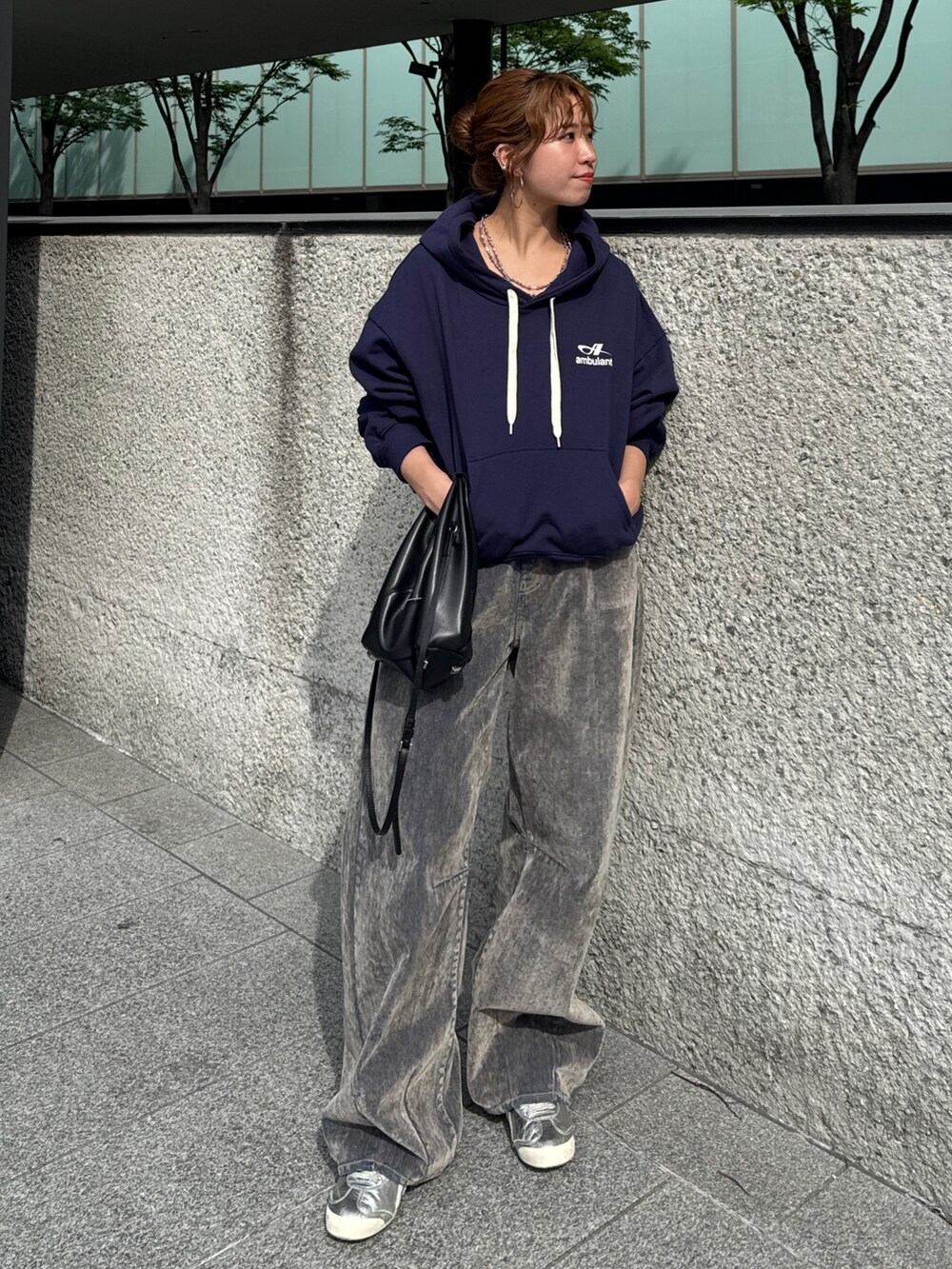 ベージュ系のデニムパンツ、ブルー系のパーカーを着用したレディースの夏コーディネートの2枚目の写真