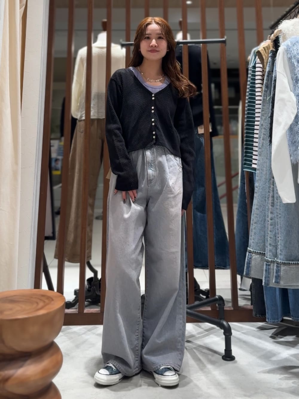 ブルー系のデニムパンツ、ブラック系のカーディガン/ボレロ、パープル系のTシャツ/カットソーを着用したレディースの春コーディネートの8枚目の写真