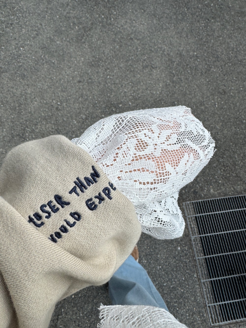 ブルー系のデニムパンツ、ホワイト系のシャツ/ブラウス、ベージュ系のスウェットを着用したレディースの冬コーディネートの9枚目の写真