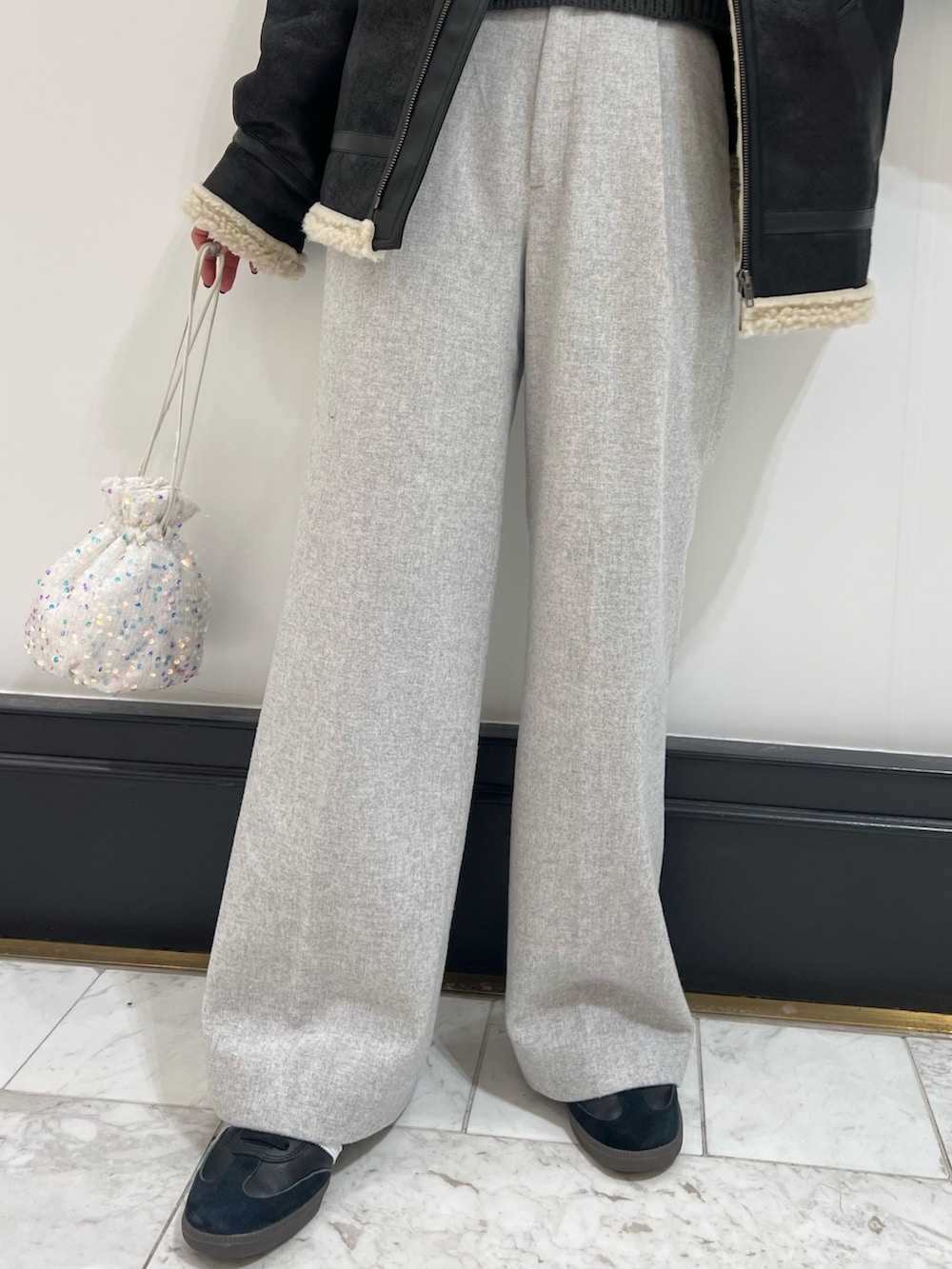 グレー系のその他パンツ、グレー系のニット/セーター、ホワイト系のハンドバッグを着用したレディースの冬コーディネートの9枚目の写真