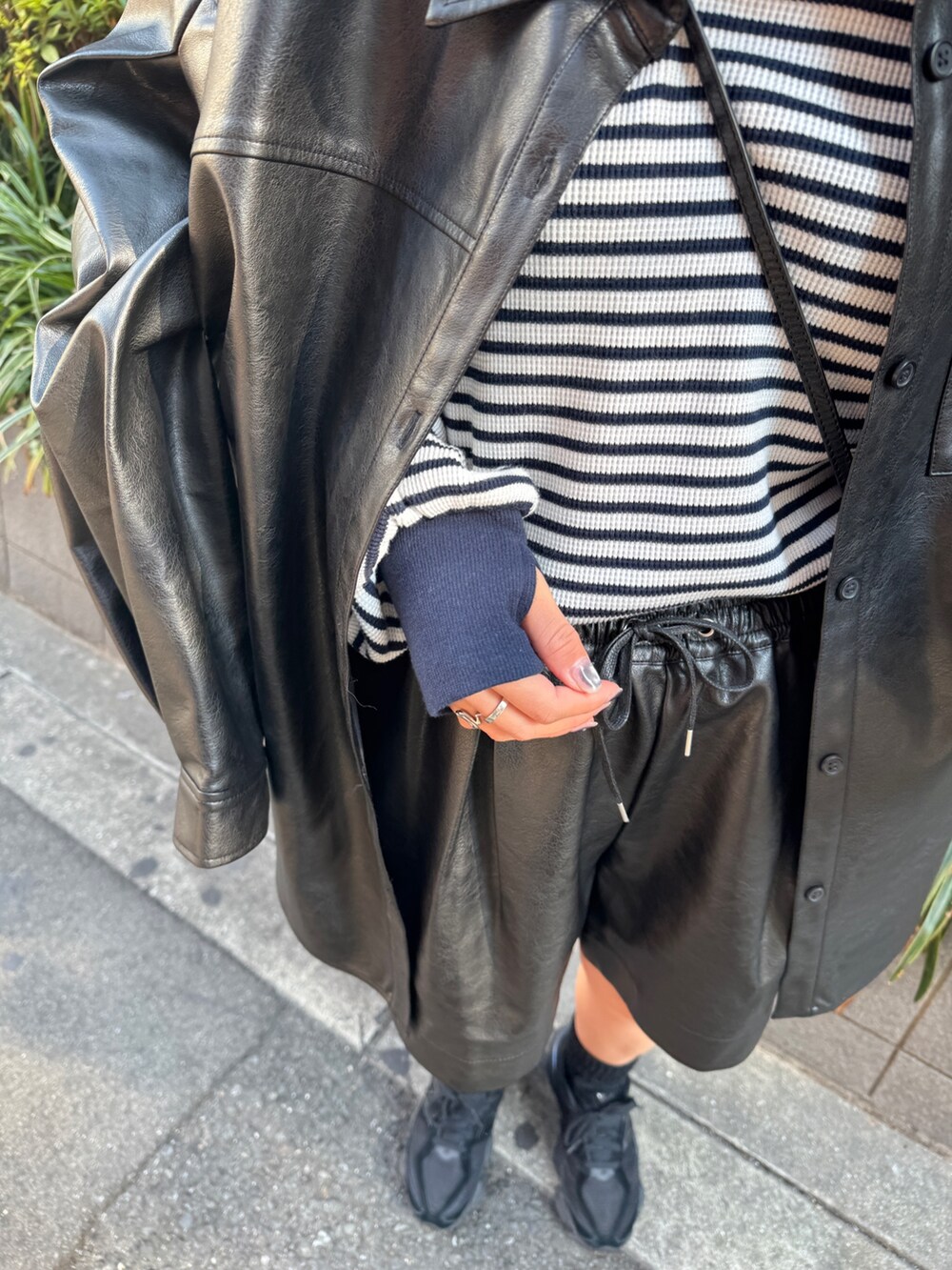 ブラック系のシャツ/ブラウス、ブラック系のその他パンツ、ブルー系のTシャツ/カットソーを着用したレディースの冬コーディネートの9枚目の写真