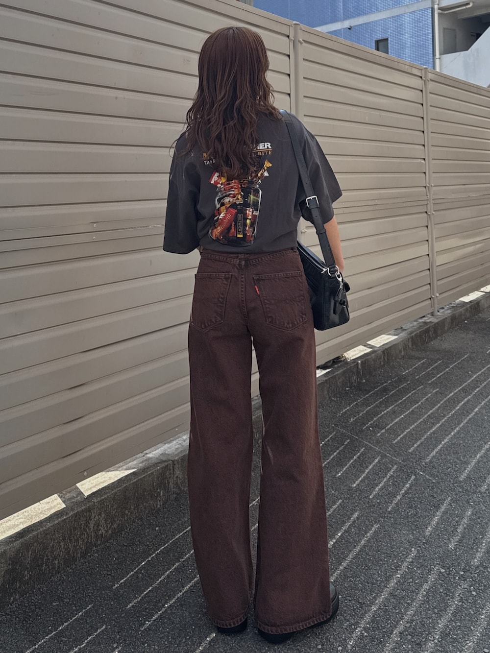 ブラウン系のデニムパンツ、グレー系のTシャツ/カットソーを着用したレディースの春コーディネートの3枚目の写真